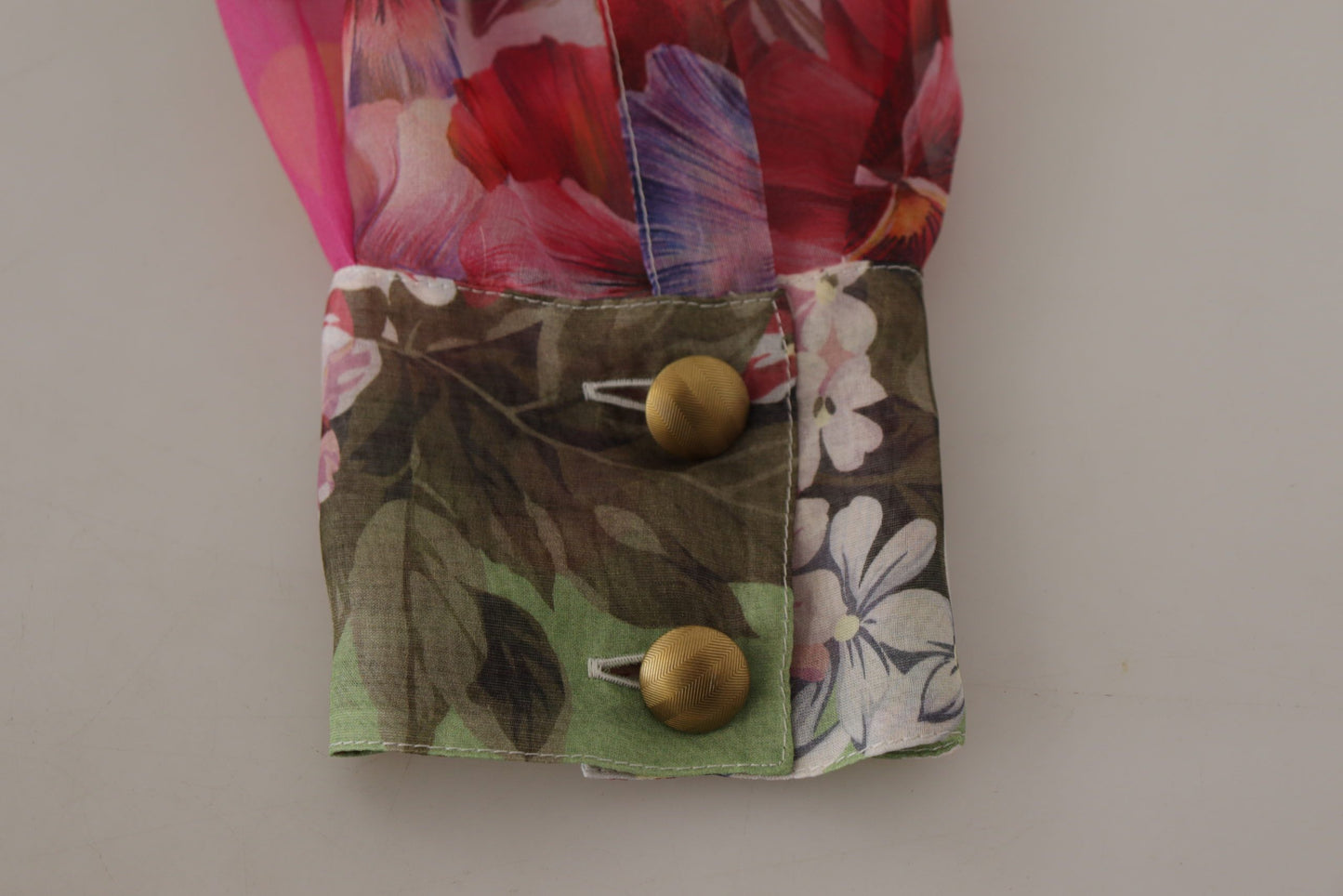 بلوزة دولتشي آند غابانا متعددة الألوان بياقة أسكوت مرقعة