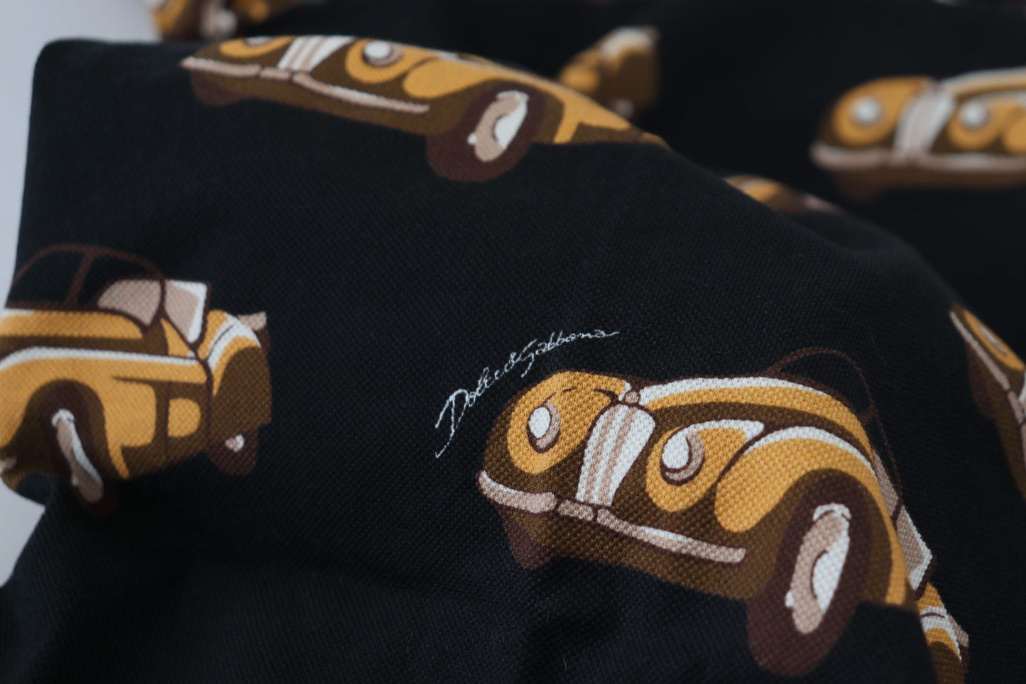 تي شيرت بولو أسود بأكمام قصيرة وطبعة سيارة من دولتشي آند غابانا