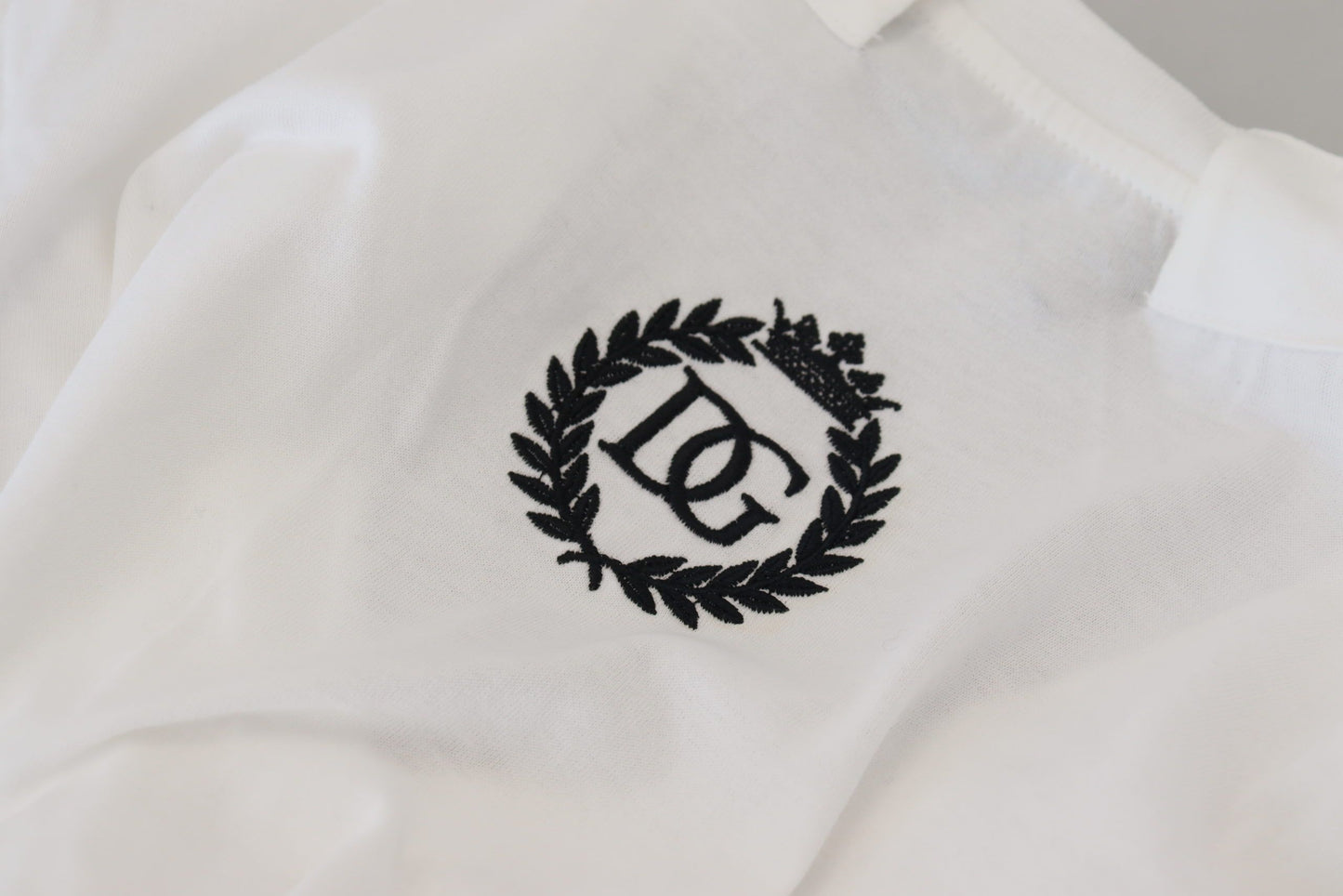 تي شيرت دولتشي آند غابانا أبيض بأكمام قصيرة ورقبة على شكل حرف V من القطن