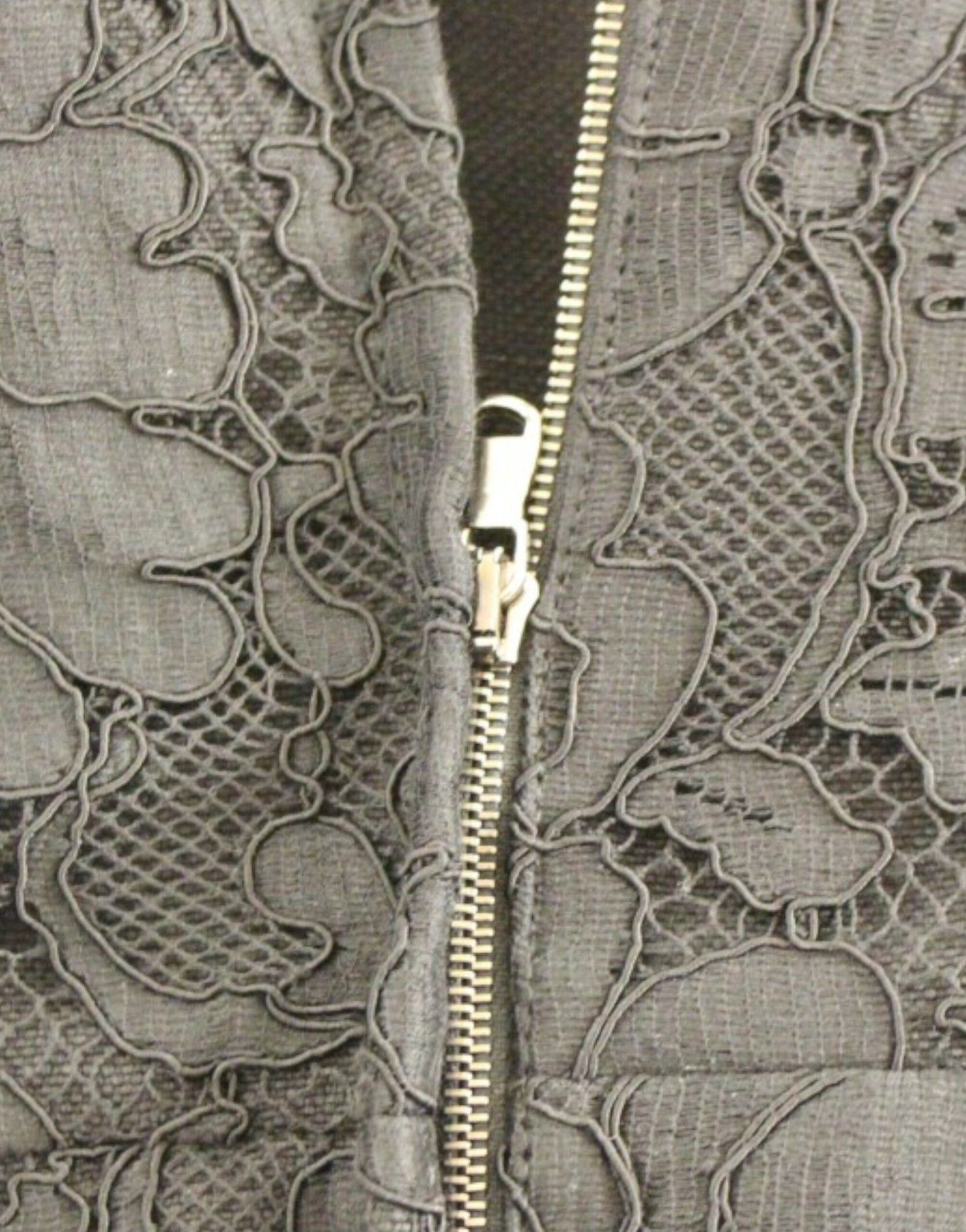 فستان من تصميم دولتشي آند غابانا من الدانتيل باللون الأسود من تصميم صقلية