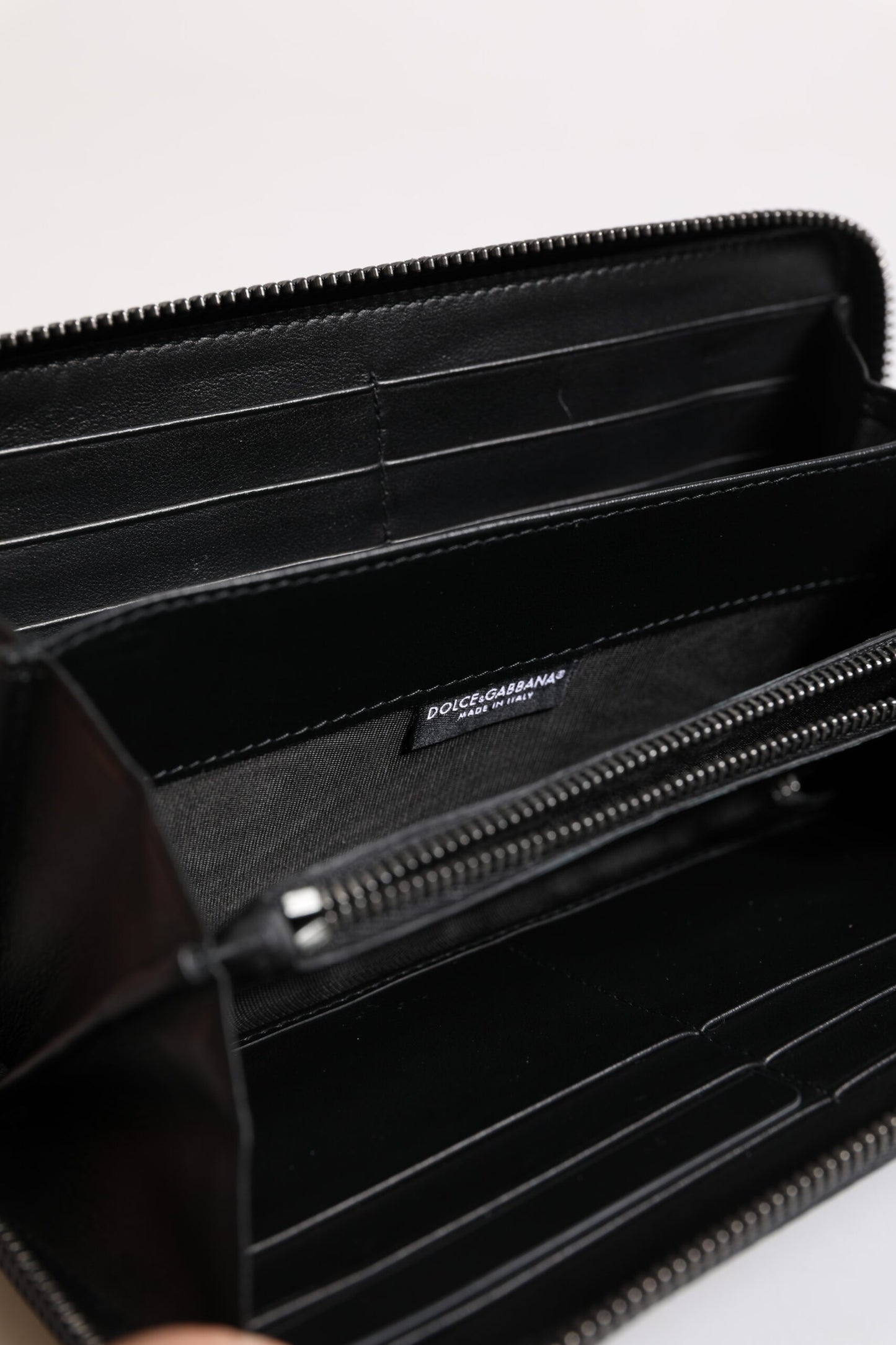 محفظة دولتشي آند غابانا كونتيننتال من الجلد الطبيعي المنقوش باللون الأسود والأزرق