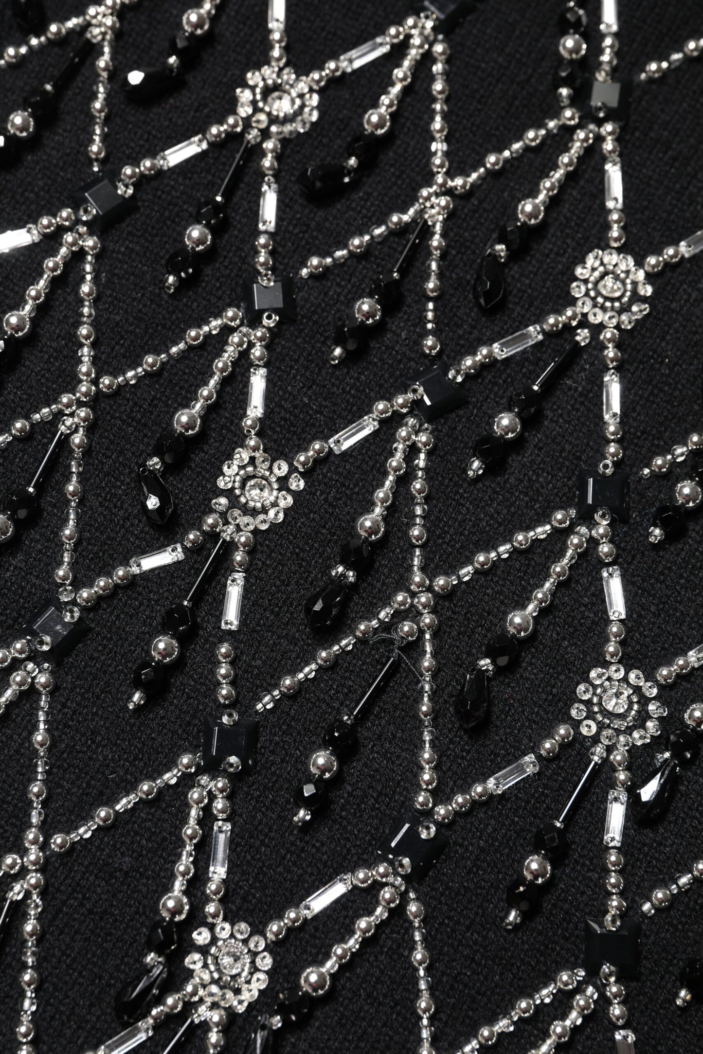 بلوزة دولتشي آند غابانا سوداء بأكمام طويلة ومزينة بالكشمير