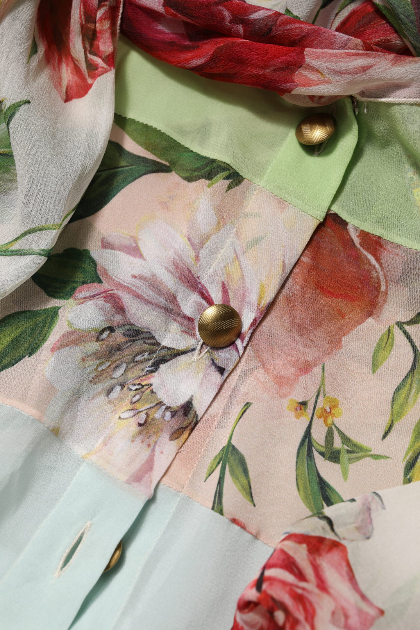 بلوزة دولتشي آند غابانا متعددة الألوان ومزينة بنقشة زهور بأكمام طويلة