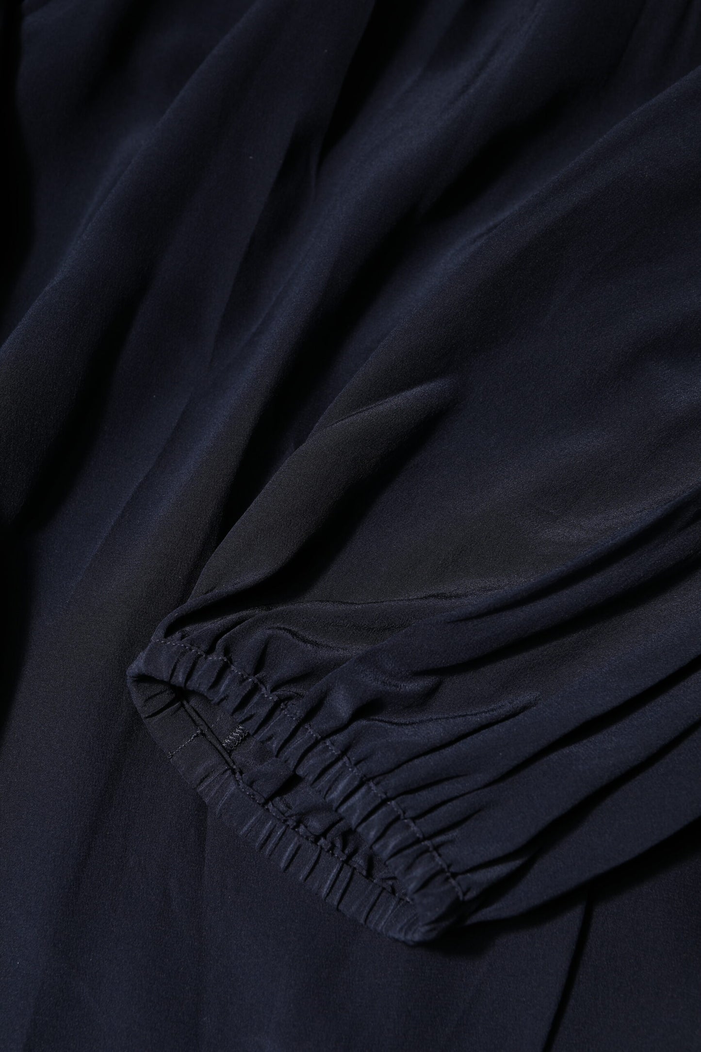 بلوزة دولتشي آند غابانا من الحرير الأزرق بأكمام طويلة وياقة عالية