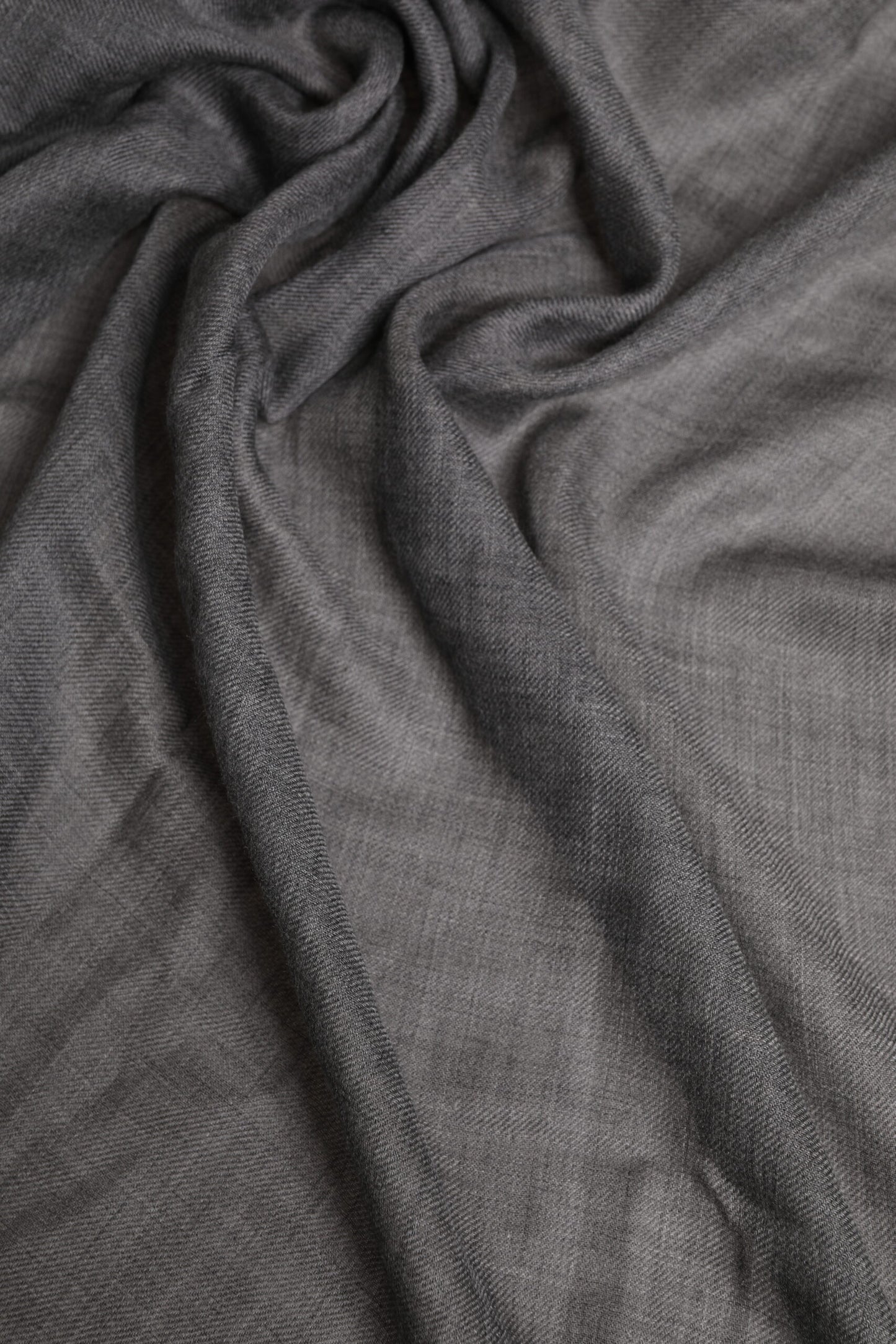 وشاح شال دافئ للرقبة مطبوع عليه شعار دولتشي آند غابانا باللون الرمادي