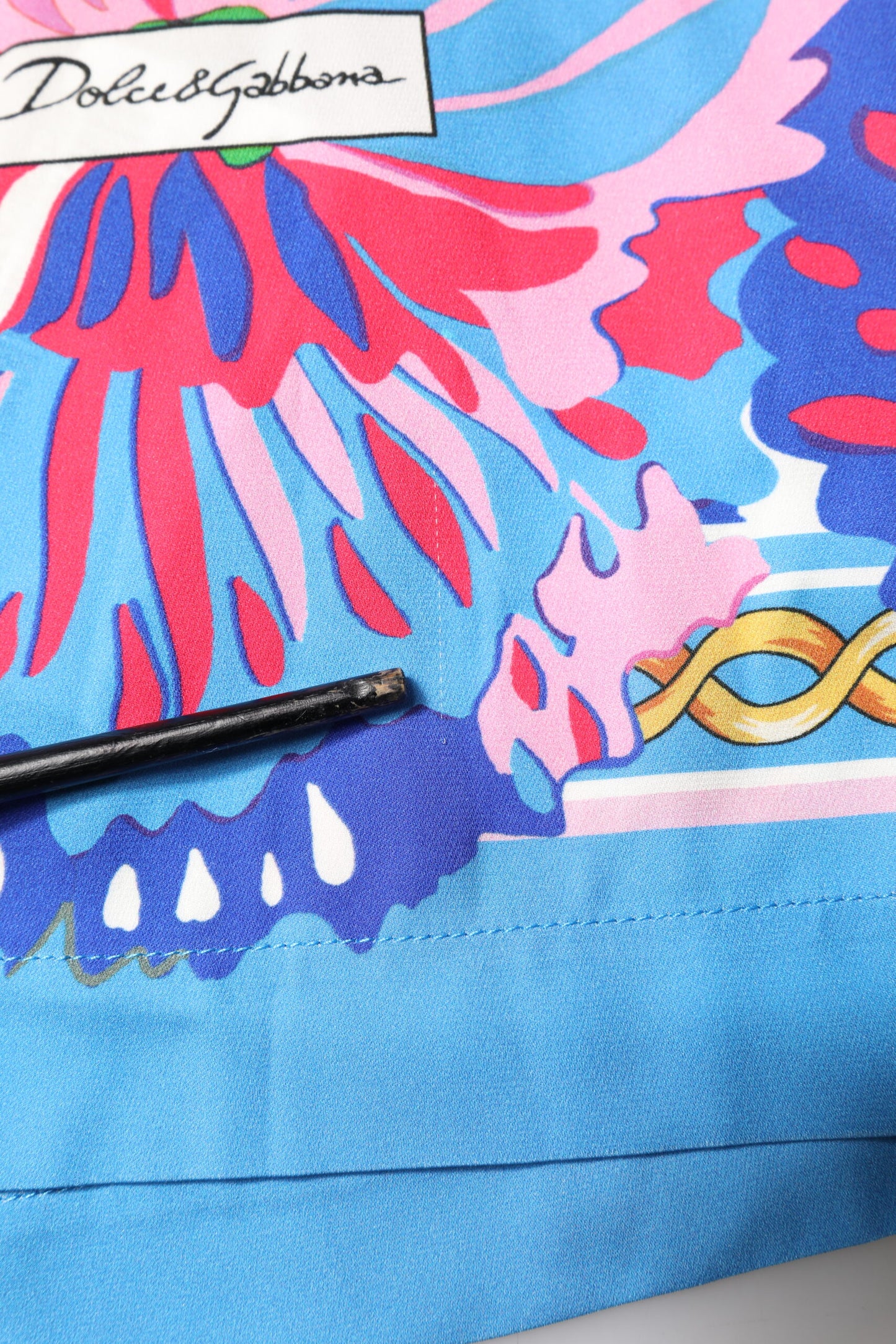 بلوزة تونيك مطبوعة بالورود متعددة الألوان من دولتشي آند غابانا