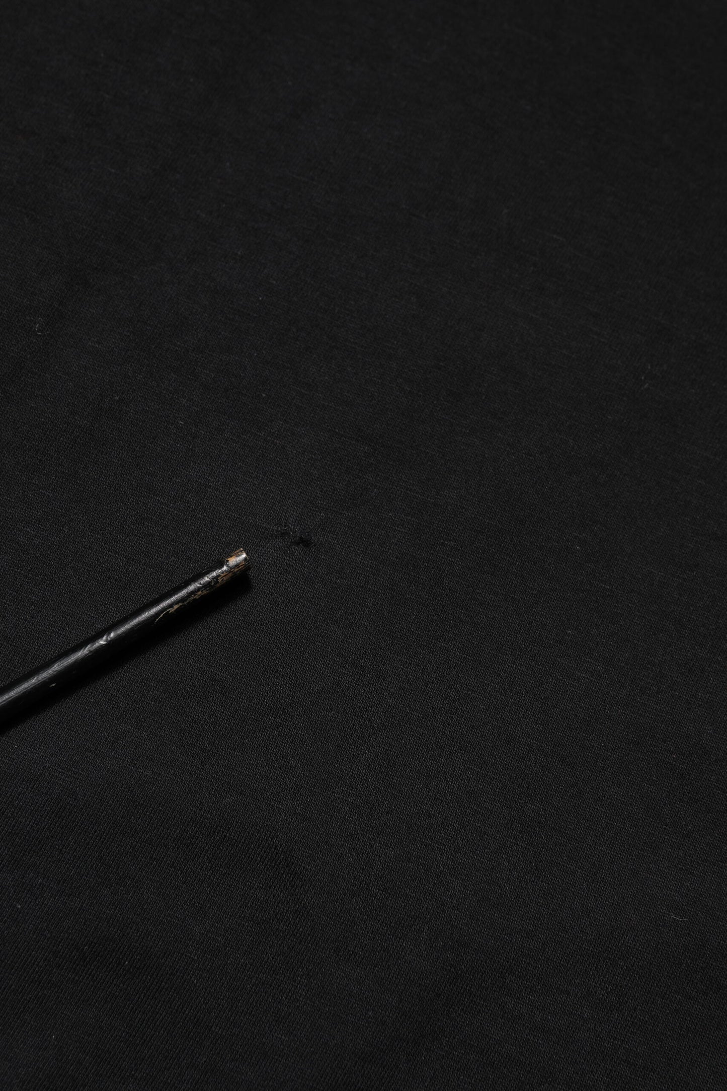 تي شيرت دولتشي آند غابانا أسود من القطن برقبة دائرية ولوحة شعار