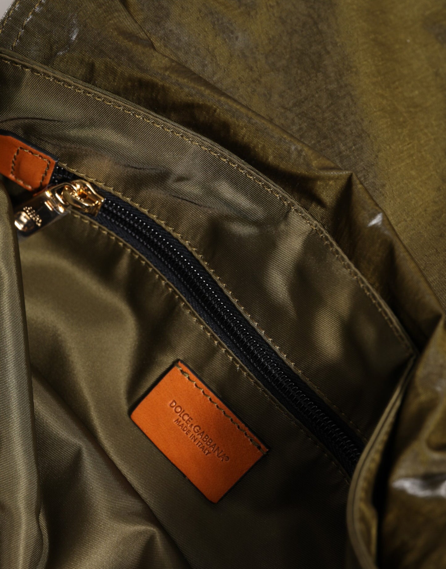 حقيبة دولتشي آند غابانا من النايلون باللون الأخضر الداكن مع شعار دولتشي آند غابانا وحزام كتف