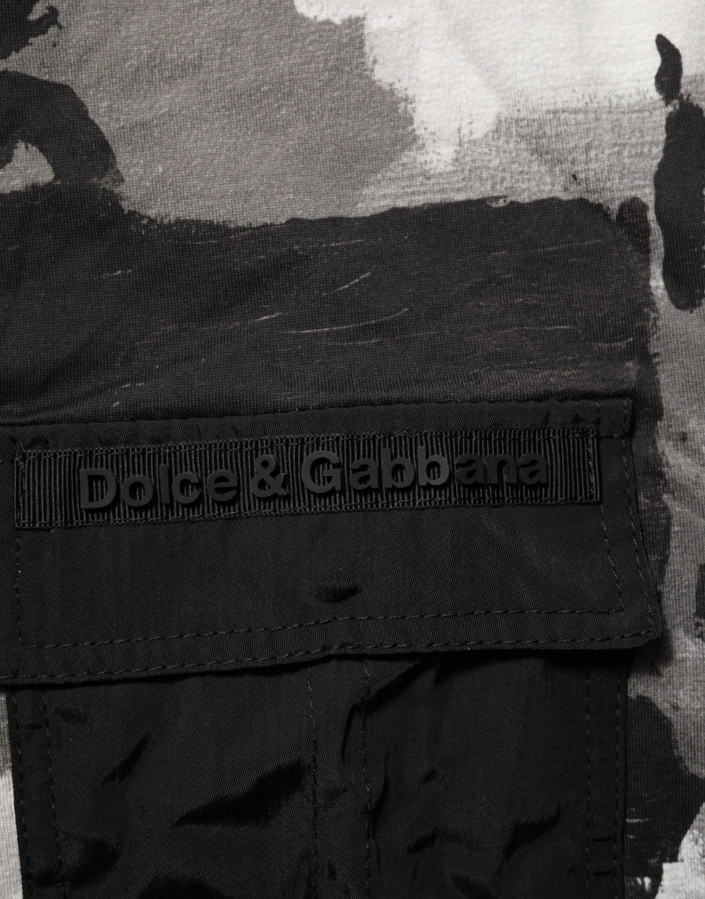 تيشيرت رجالي بأكمام قصيرة بتصميم مموه متعدد الألوان من دولتشي آند غابانا