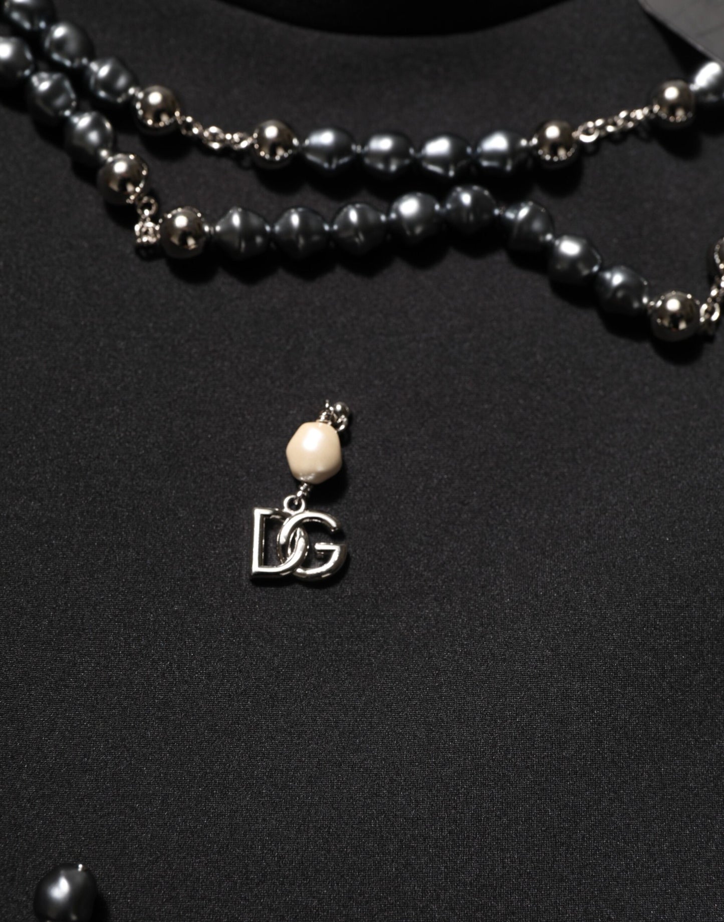 تي شيرت دولتشي آند غابانا الأسود المصنوع من البوليستر والمزين بقلادة