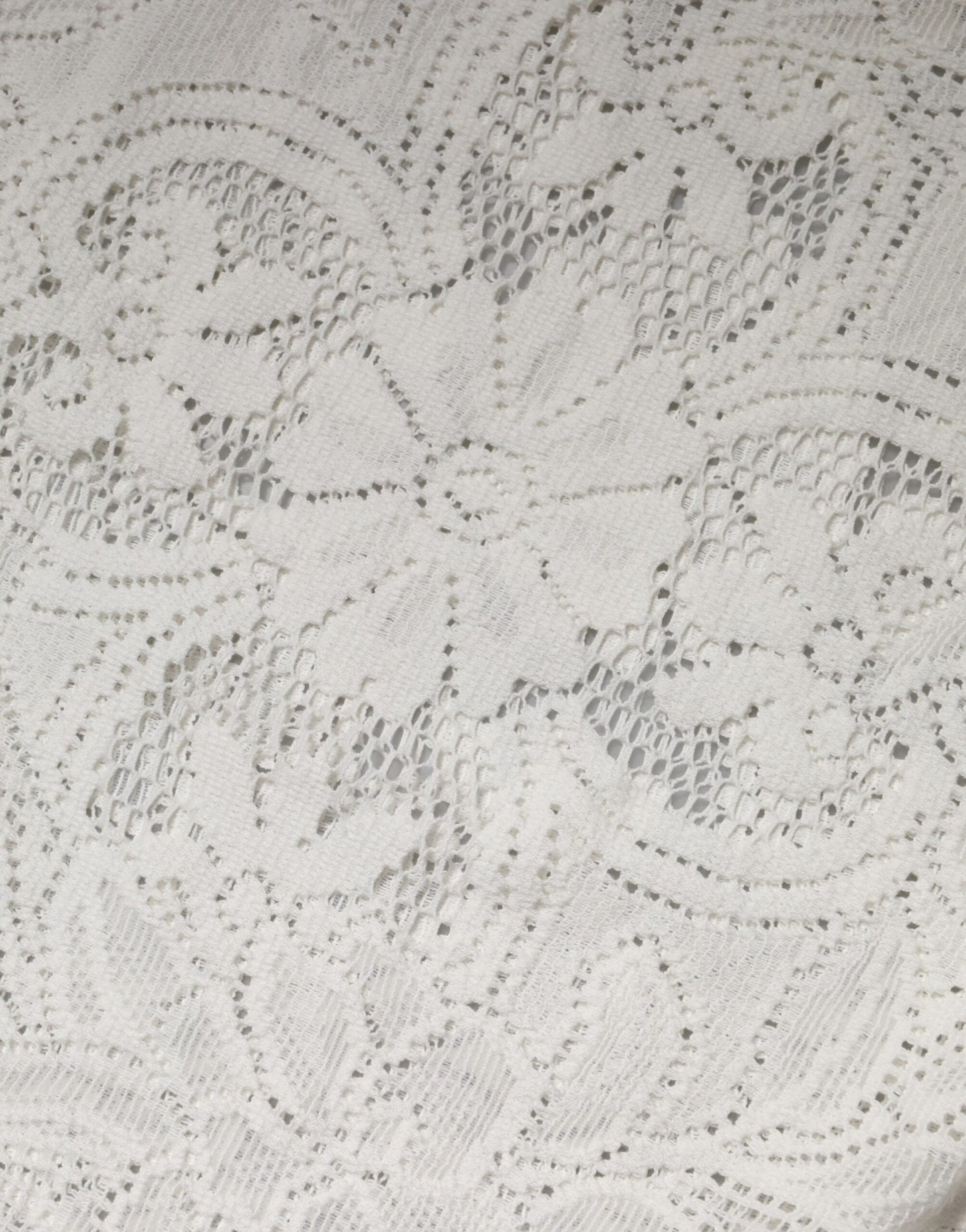 بلوزة دولتشي آند غابانا القطنية المطرزة بالدانتيل باللون الأبيض