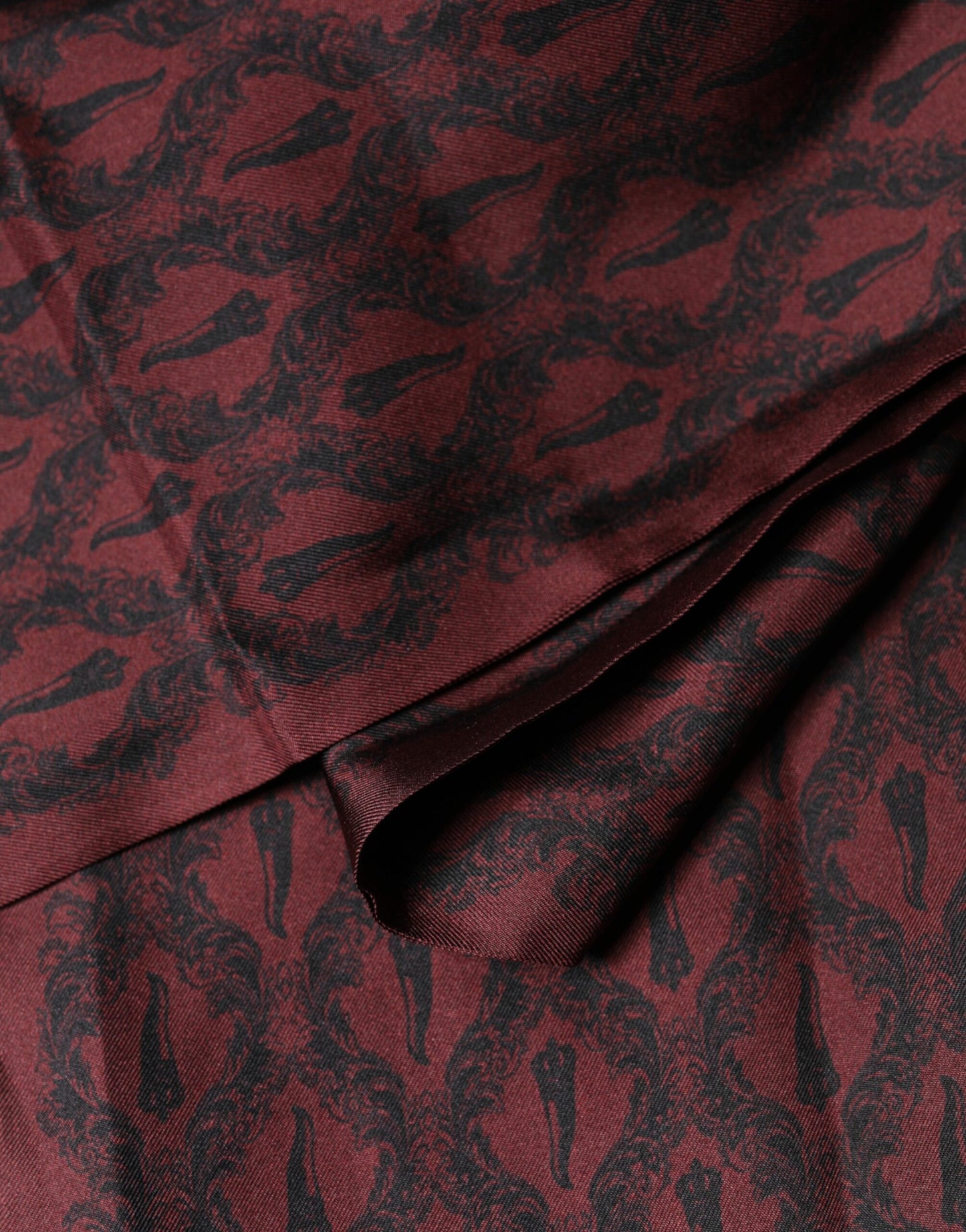 وشاح دولتشي آند غابانا الحريري الكستنائي ذو الشراشيب