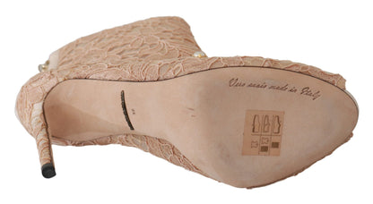 حذاء بوت بكعب عالٍ من دولتشي آند غابانا بدانتيل كريستالي وردي