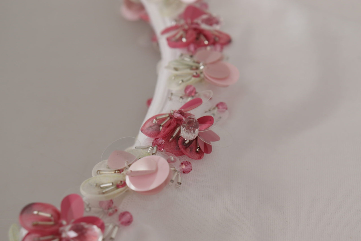 تي شيرت دولتشي آند غابانا أبيض DG Crown مزين بالترتر والزهور