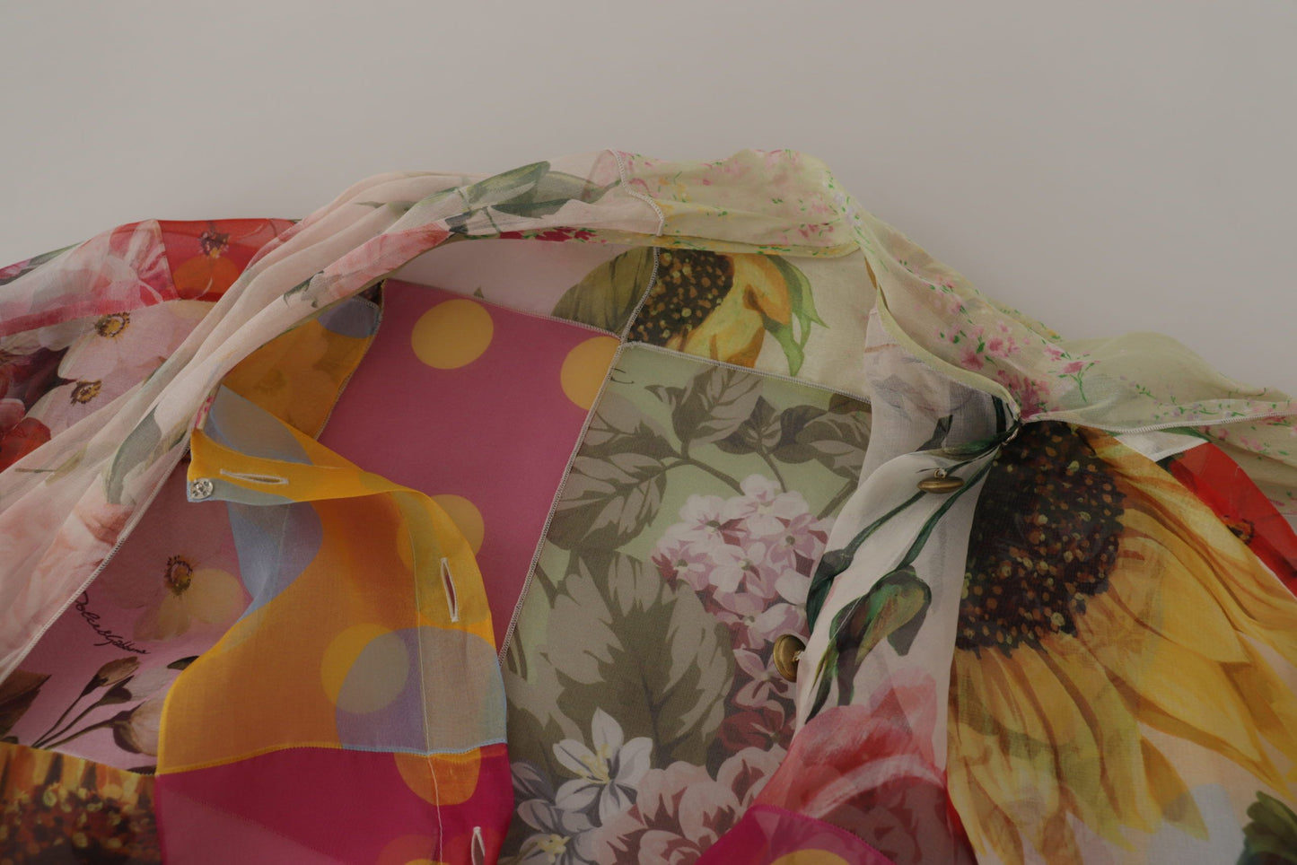 بلوزة دولتشي آند غابانا متعددة الألوان بياقة أسكوت مرقعة