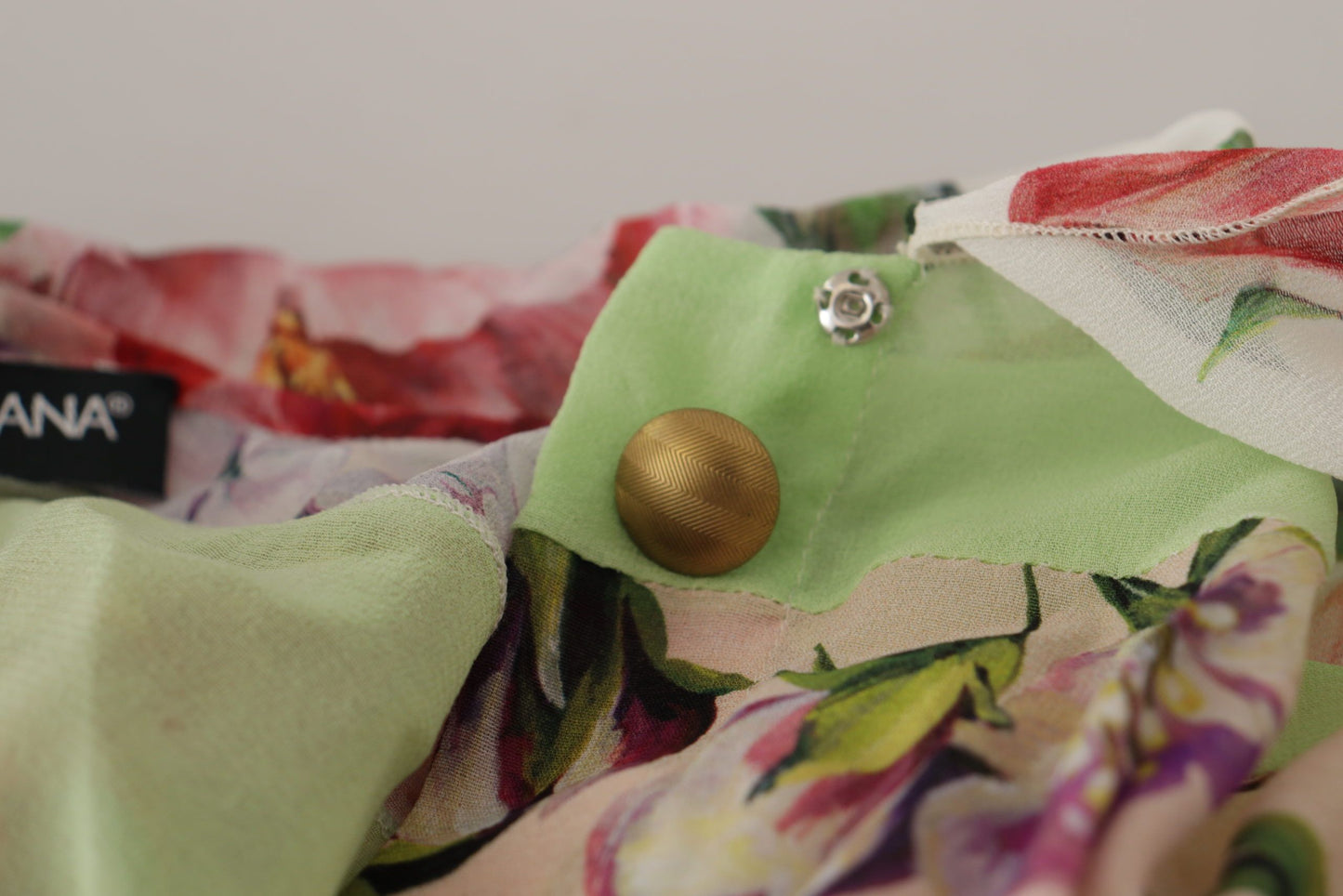 بلوزة دولتشي آند غابانا متعددة الألوان بتصميم مرقع من الزهور بياقة أسكوت