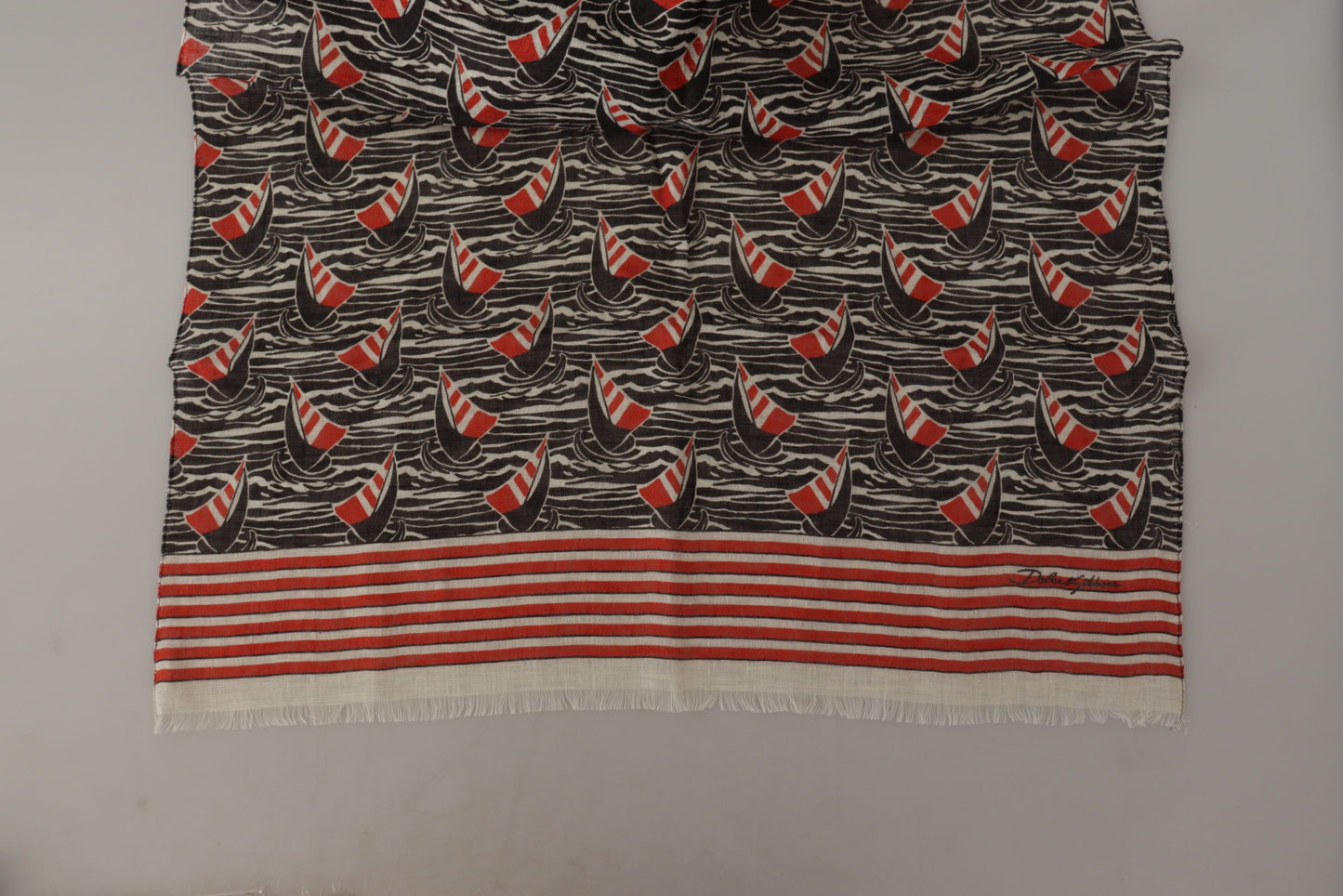 وشاح دولتشي آند غابانا بطبعة مخططة على شكل قارب شراعي من الكتان الأسود والأحمر