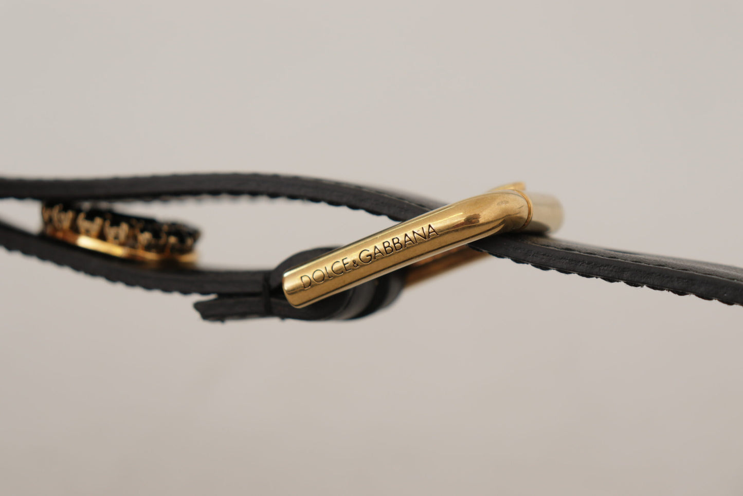 حزام دولتشي آند غابانا المصنوع من الجلد الأسود والمزين بشعار الكريستال