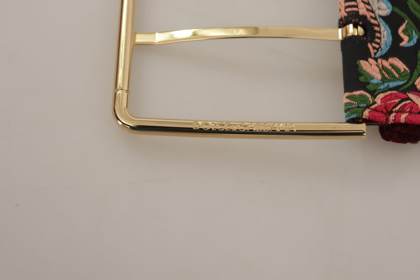 حزام دولتشي آند غابانا الأحمر المصنوع من الجلد المطرز بشعار ذهبي ومشبك معدني