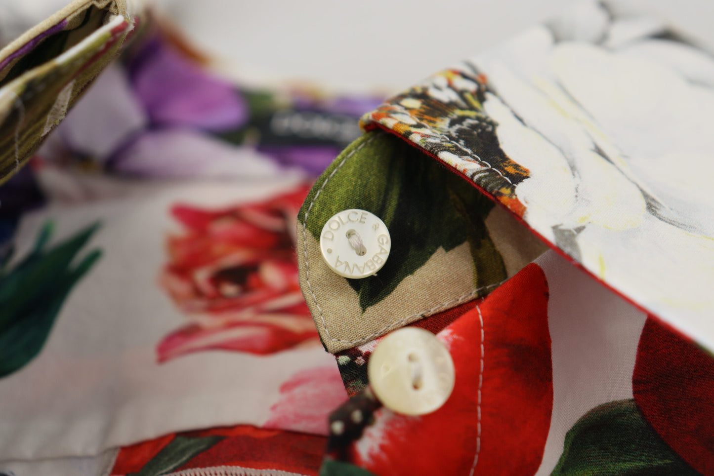 بلوزة دولتشي آند غابانا متعددة الألوان من القطن بياقة مزينة بالزهور