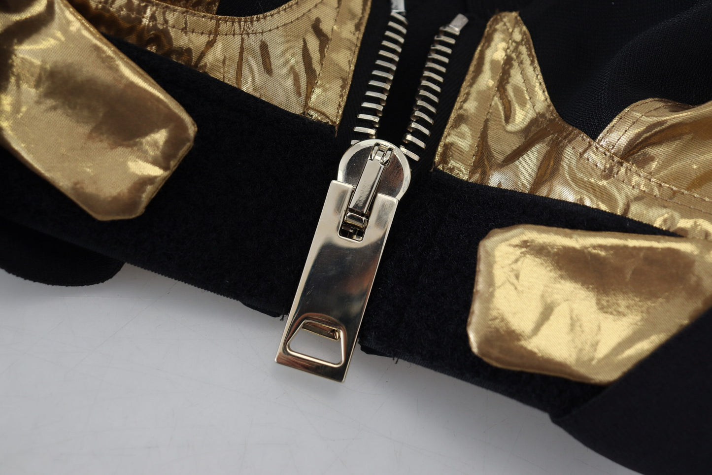 بلوزة دولتشي آند غابانا سوداء ذهبية بدون أكمام قصيرة