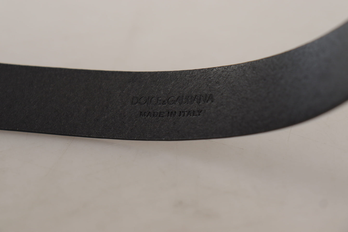 حزام دولتشي آند غابانا الكلاسيكي المصنوع من جلد العجل الأسود مع مشبك معدني