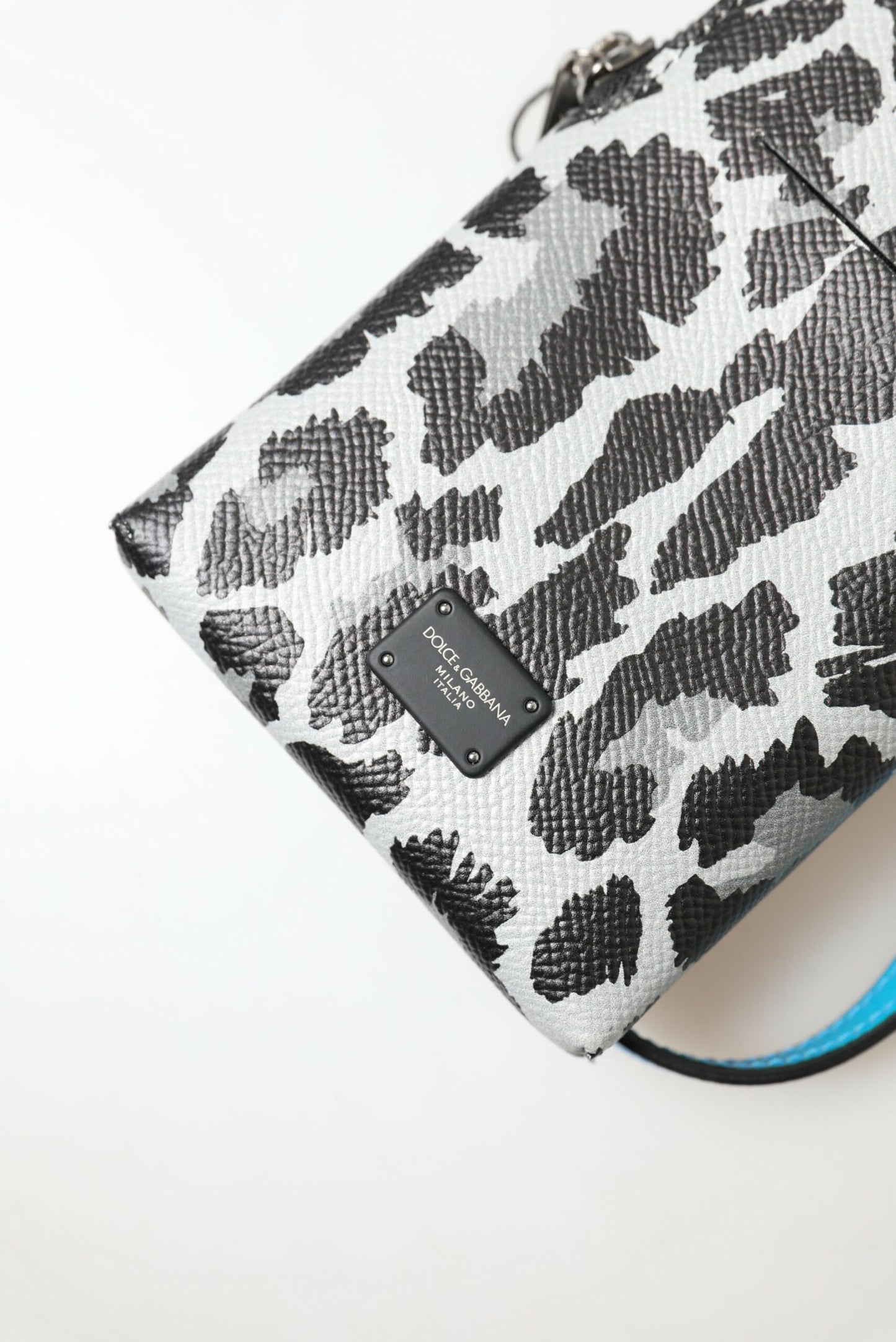 حقيبة دولتشي آند غابانا للرجال من الجلد الرمادي بنقشة جلد النمر، حقيبة كروس بودي، حقيبة هاتف