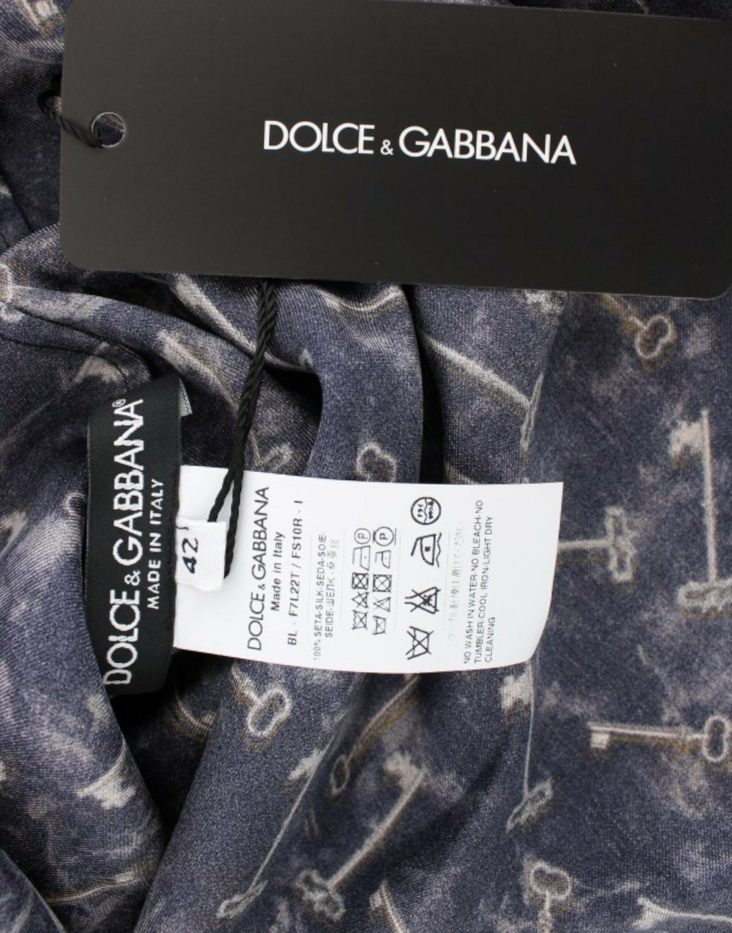 بلوزة من الحرير بطبعة مفاتيح ذهبية زرقاء من Dolce & Gabbana