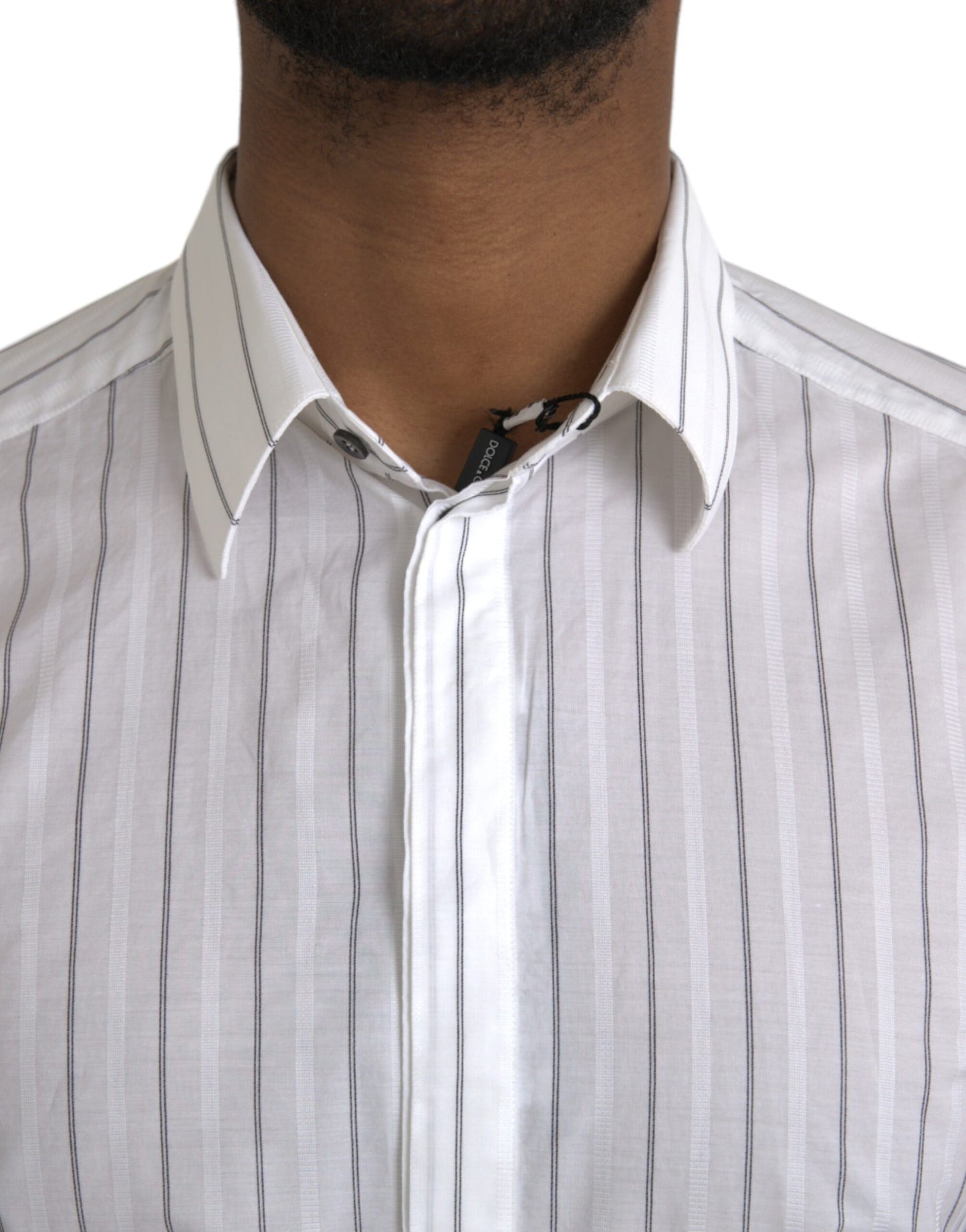 فستان رسمي مخطط باللونين الأسود والأبيض من دولتشي آند غابانا، قميص ذهبي