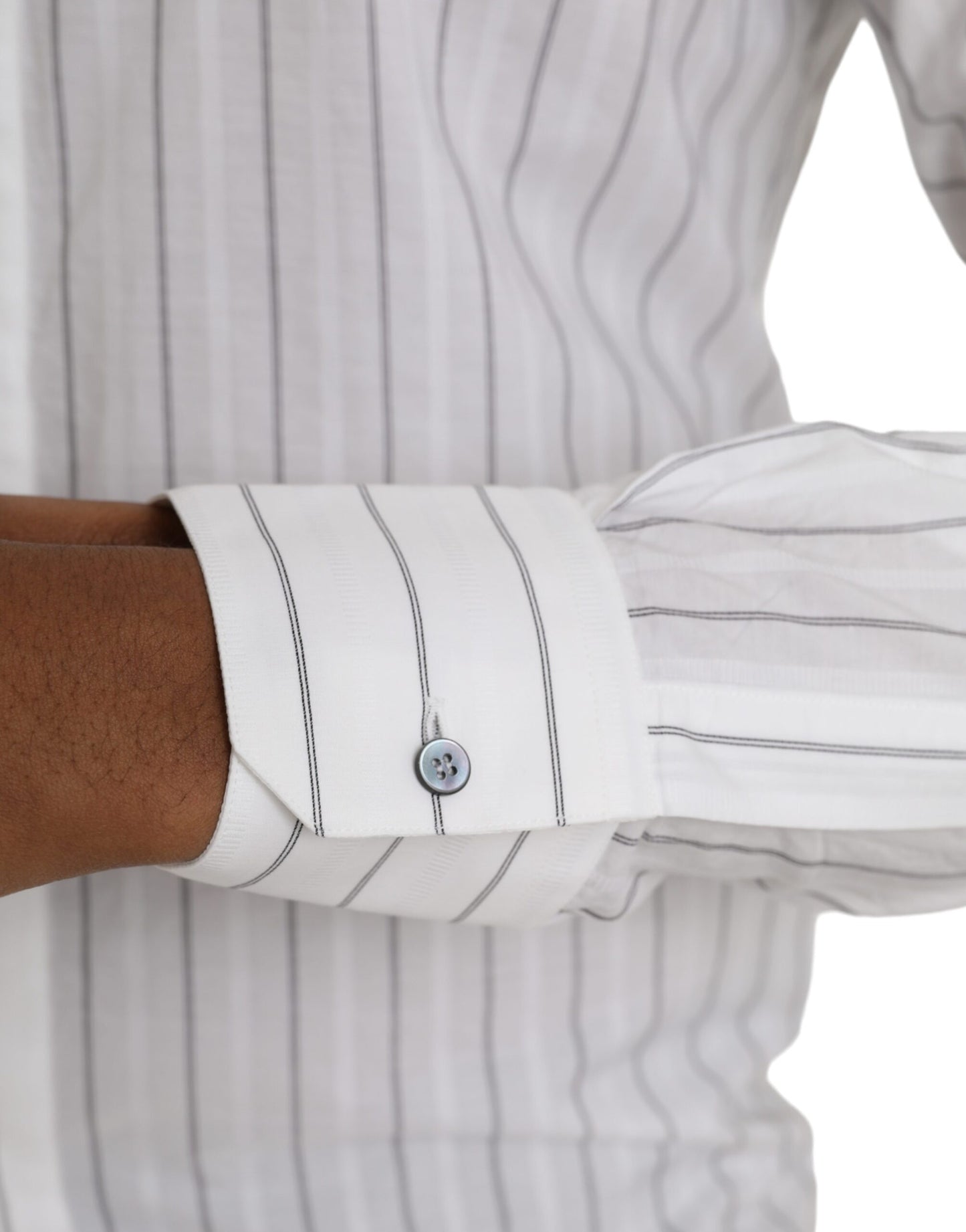 فستان رسمي مخطط باللونين الأسود والأبيض من دولتشي آند غابانا، قميص ذهبي