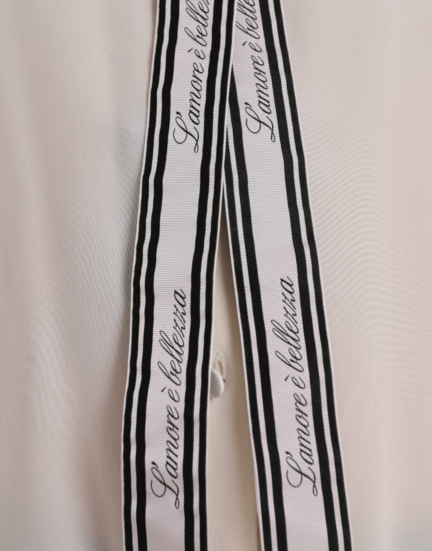 بلوزة دولتشي آند غابانا بيضاء بأكمام طويلة وأزرار