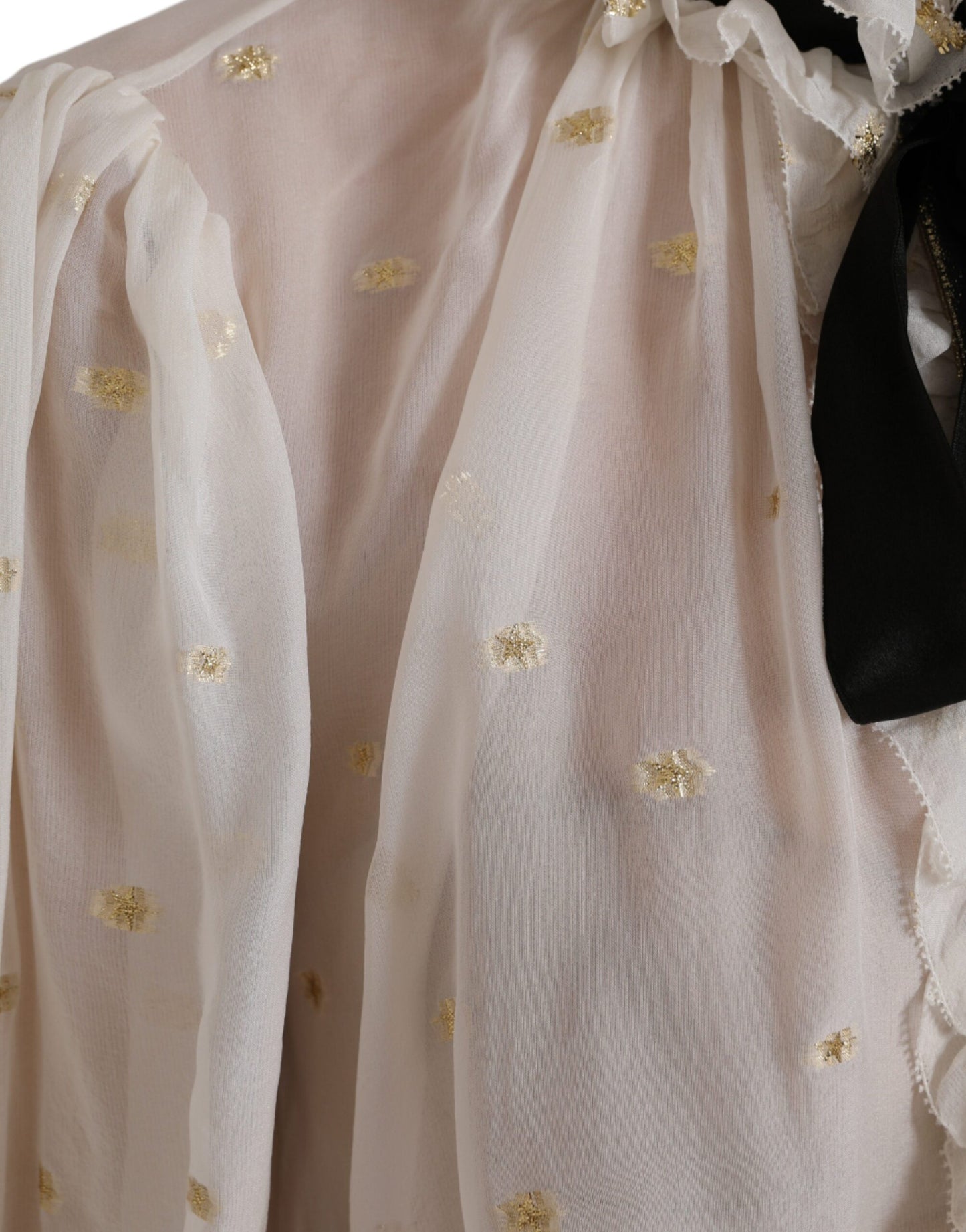 بلوزة دولتشي آند غابانا من مزيج الحرير باللون الأبيض الفاتح مع ياقة أسكوت