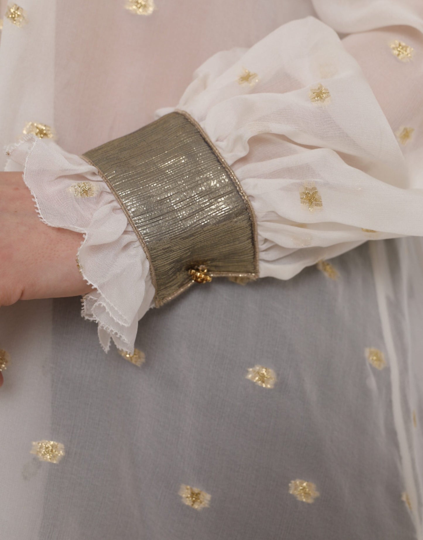 بلوزة دولتشي آند غابانا من مزيج الحرير باللون الأبيض الفاتح مع ياقة أسكوت