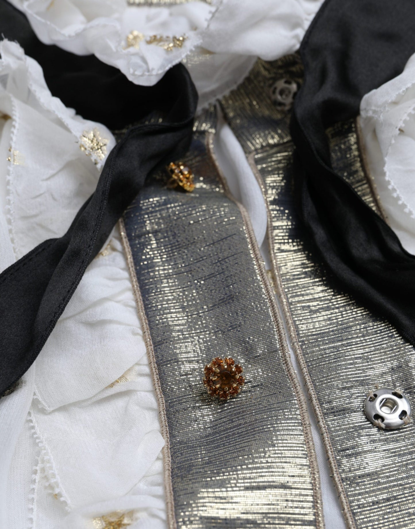 بلوزة دولتشي آند غابانا من مزيج الحرير باللون الأبيض الفاتح مع ياقة أسكوت