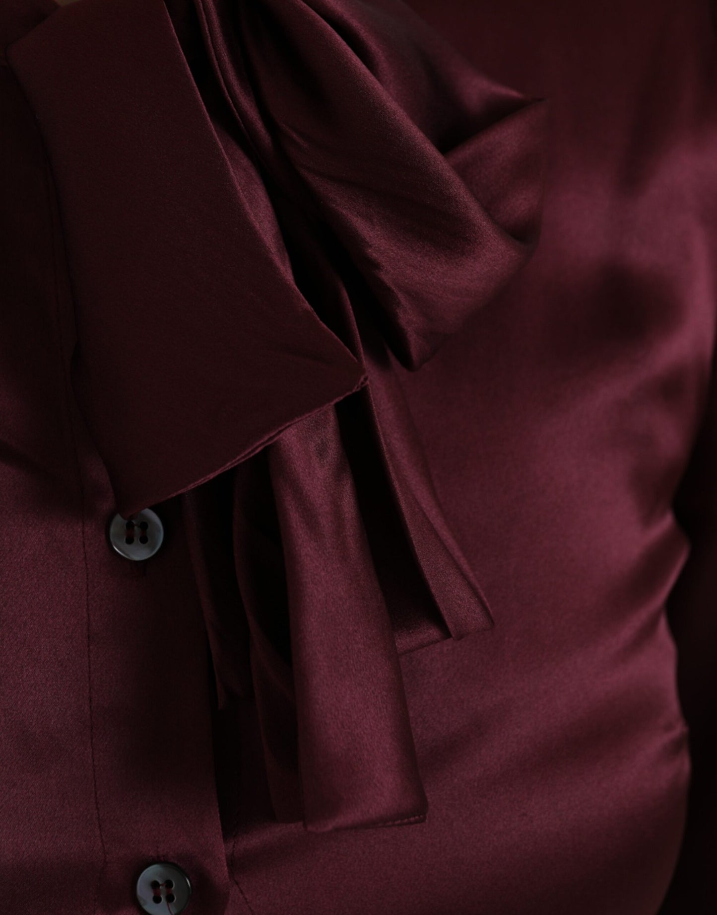 بلوزة دولتشي آند غابانا مارون أسكوت بأكمام طويلة وياقة