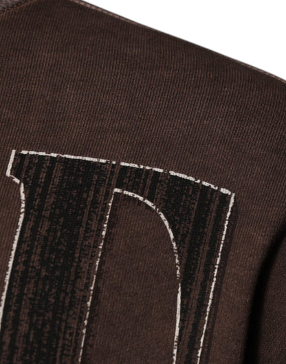 سترة دولتشي آند غابانا بنية اللون بطبعة شعار دولتشي آند غابانا وياقة دائرية