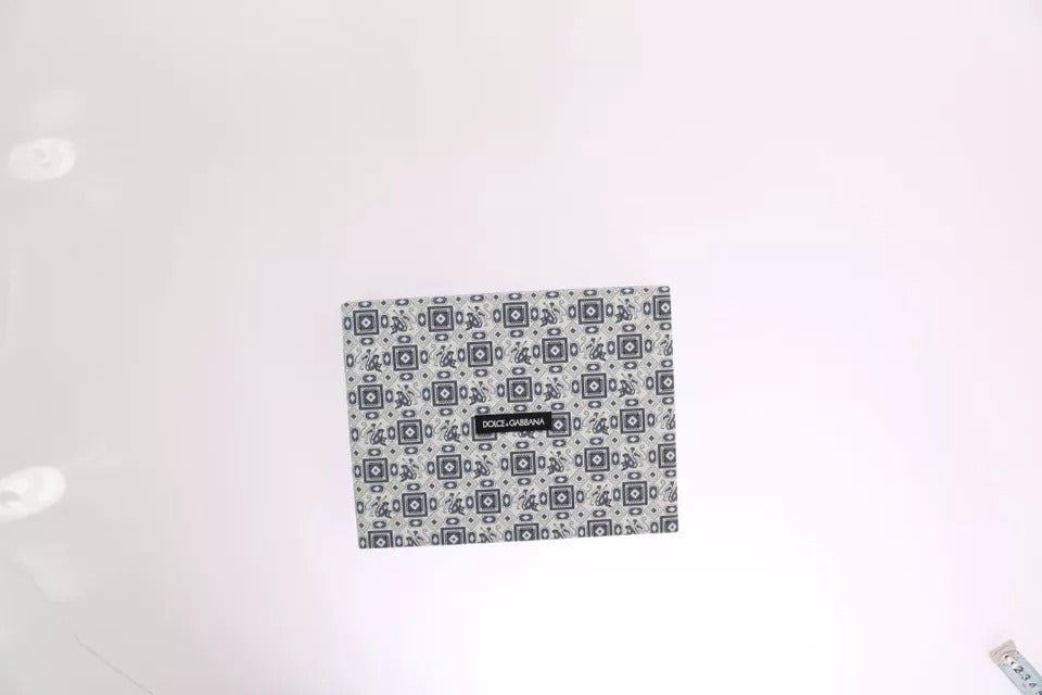 طقم هدايا من دولتشي آند غابانا، حزام من الجلد باللونين الأبيض والأزرق، مع ربطة عنق من الحرير