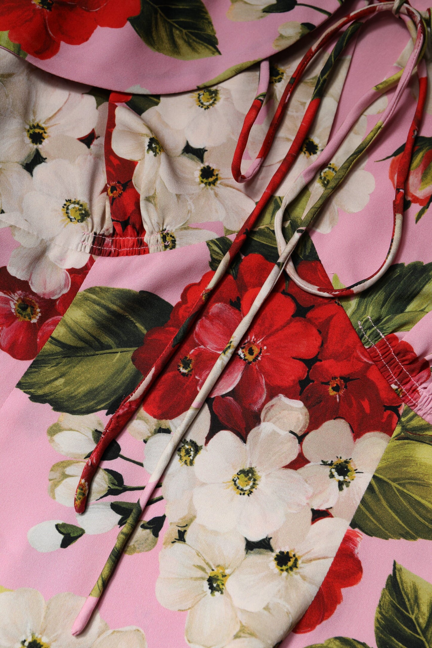 بلوزة دولتشي آند غابانا الوردية المزخرفة بالأزهار من الحرير بأكمام قصيرة