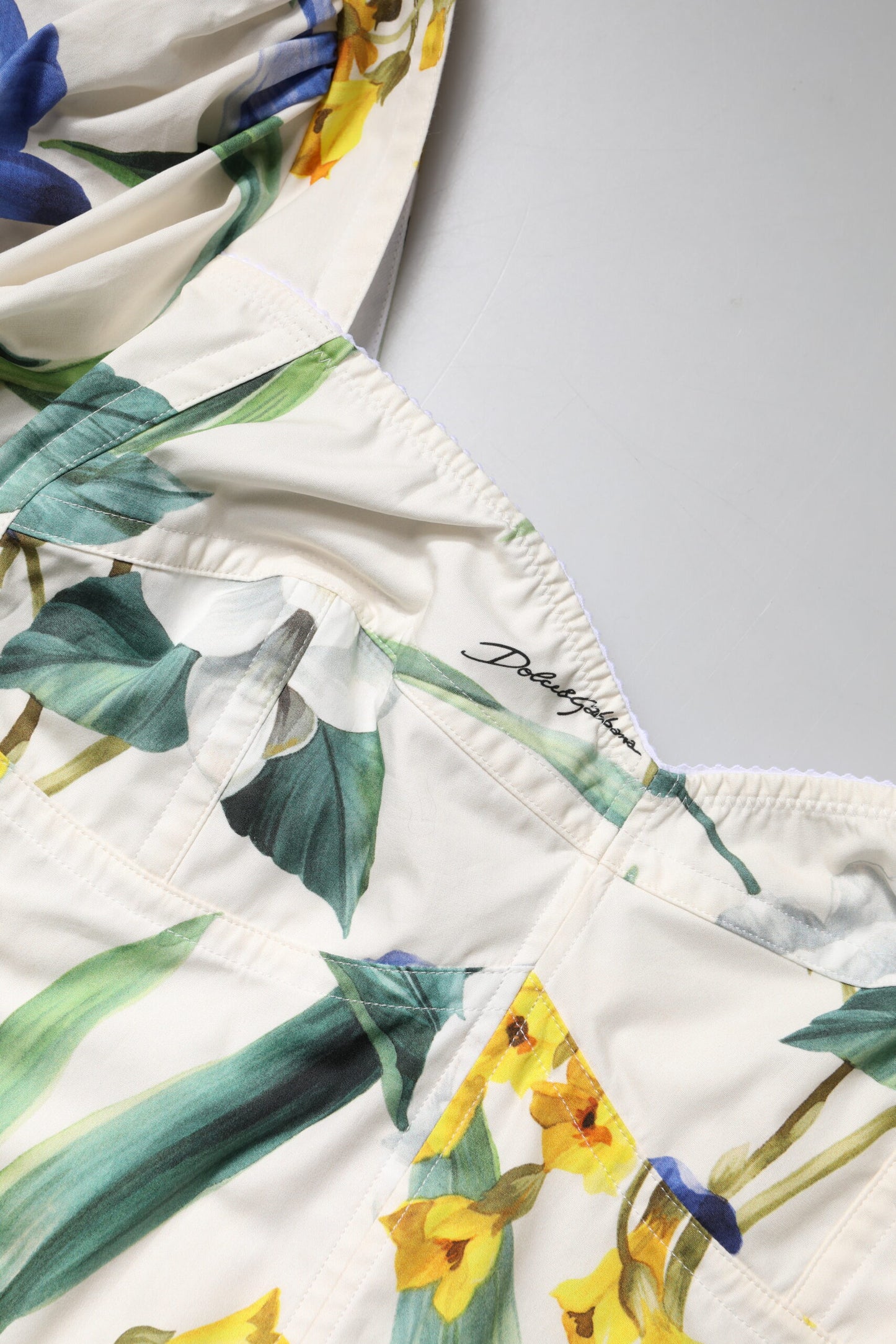 بلوزة دولتشي آند غابانا القصيرة بأكمام منتفخة وطبعة زهور باللون الأبيض