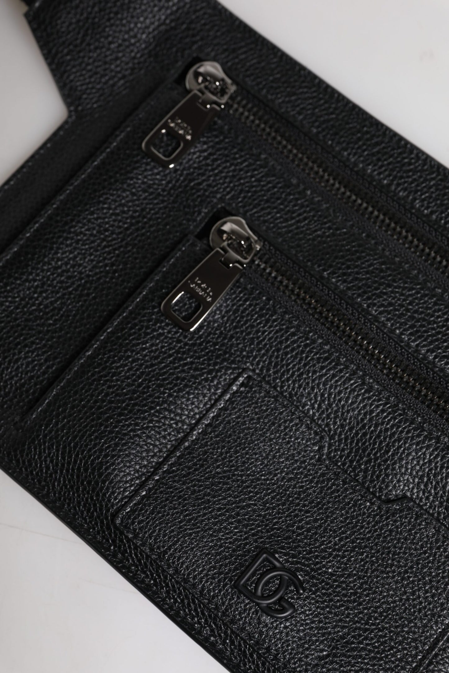 حقيبة كروس بودي من دولتشي آند غابانا مصنوعة من جلد العجل الأسود