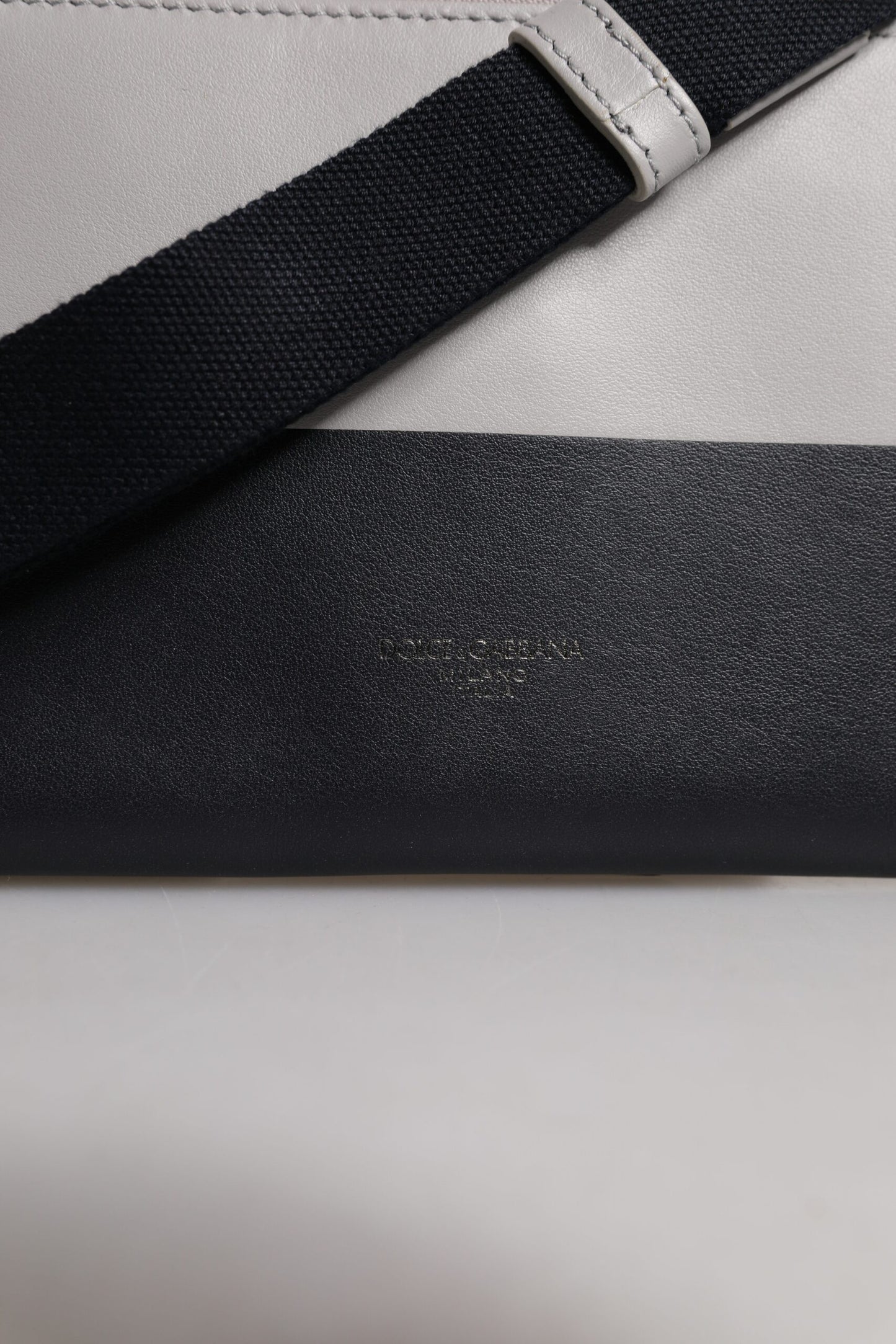 حقيبة كروس بودي من دولتشي آند غابانا، من الجلد الأسود والأبيض، منقوش عليها شعار دولتشي آند غابانا