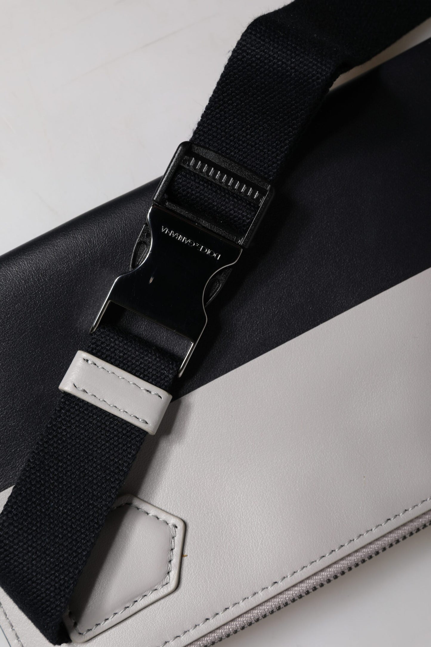 حقيبة كروس بودي من دولتشي آند غابانا، من الجلد الأسود والأبيض، منقوش عليها شعار دولتشي آند غابانا