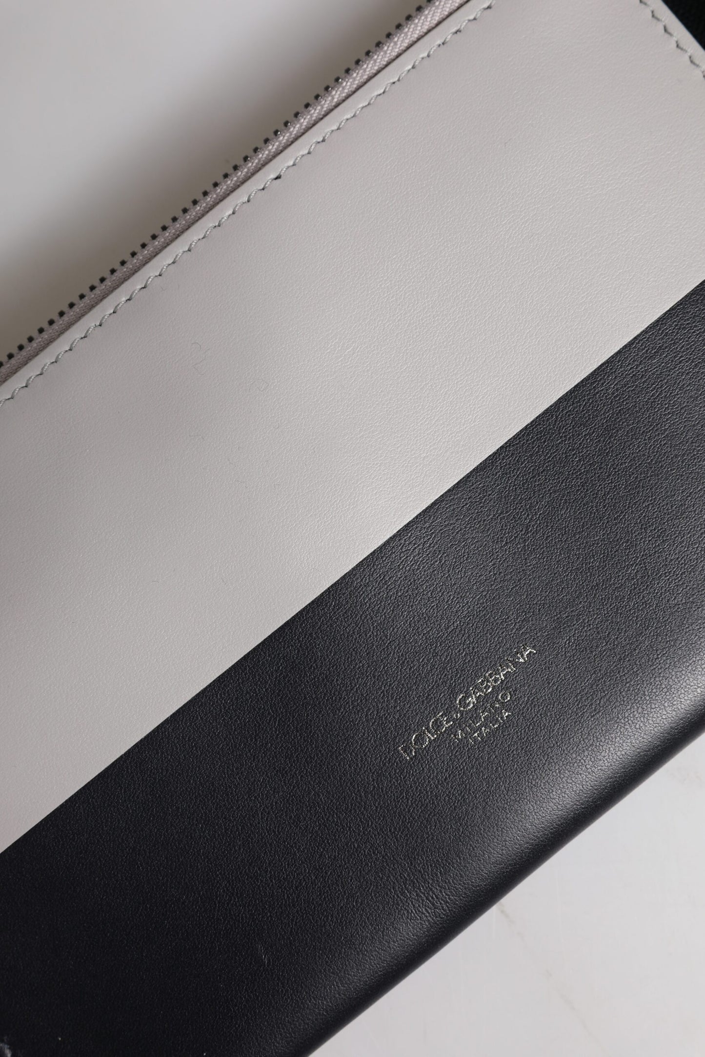 حقيبة كروس بودي من دولتشي آند غابانا، من الجلد الأسود والأبيض، منقوش عليها شعار دولتشي آند غابانا