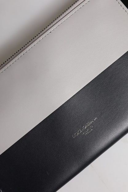 حقيبة كروس بودي من دولتشي آند غابانا، من الجلد الأسود والأبيض، منقوش عليها شعار دولتشي آند غابانا