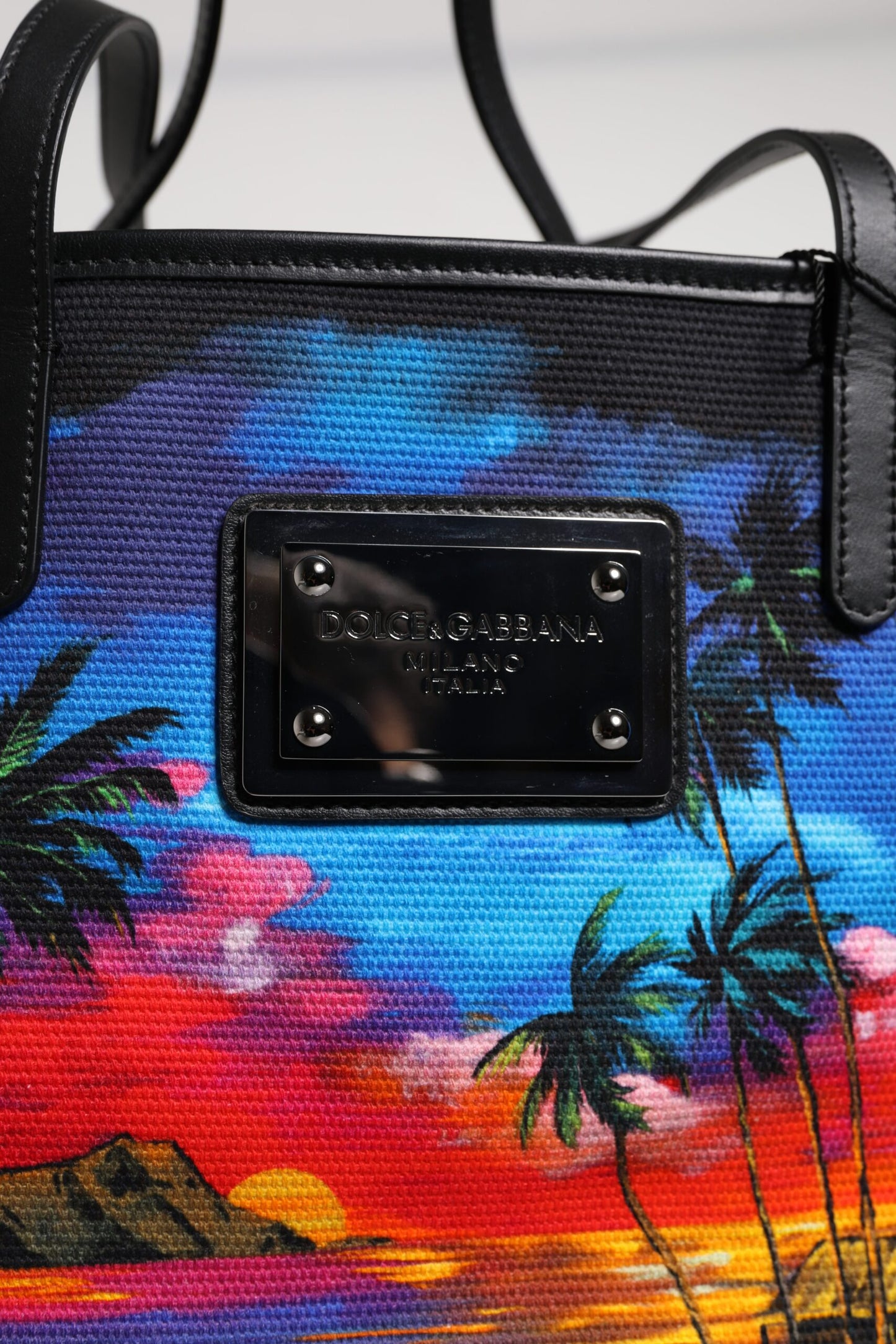 حقيبة تسوق دولتشي آند غابانا متعددة الألوان مطبوعة برسومات جرافيكية بمقبض علوي