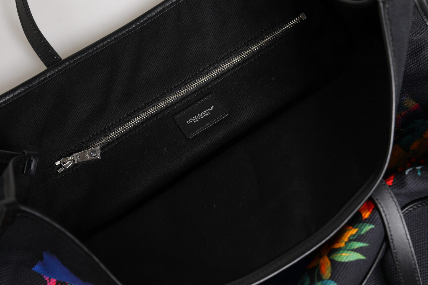 حقيبة تسوق دولتشي آند غابانا متعددة الألوان مطبوعة برسومات جرافيكية بمقبض علوي