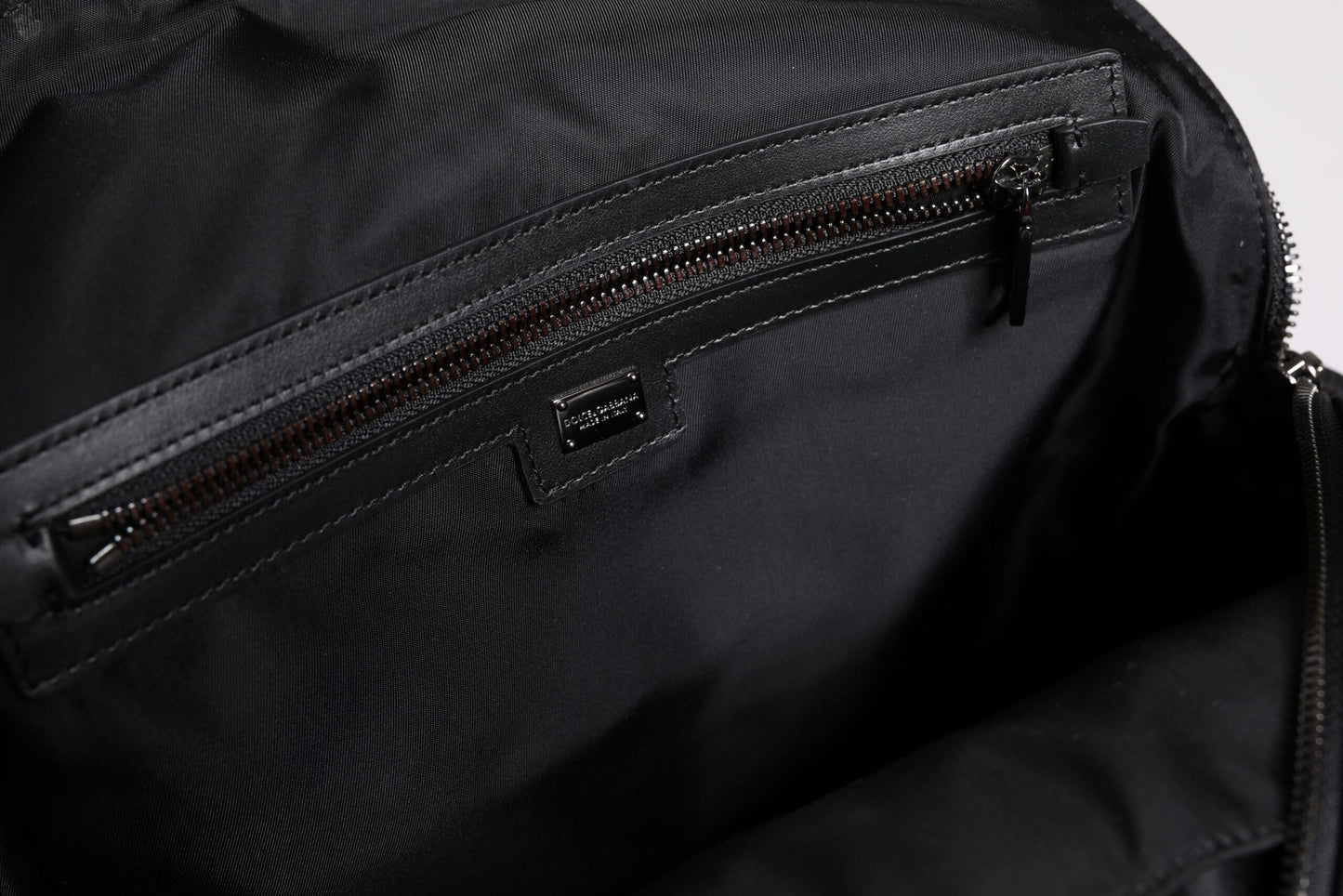 حقيبة ظهر رجالية من دولتشي آند غابانا بطبعة جلد النمر متعددة الألوان ولوحة شعار DG