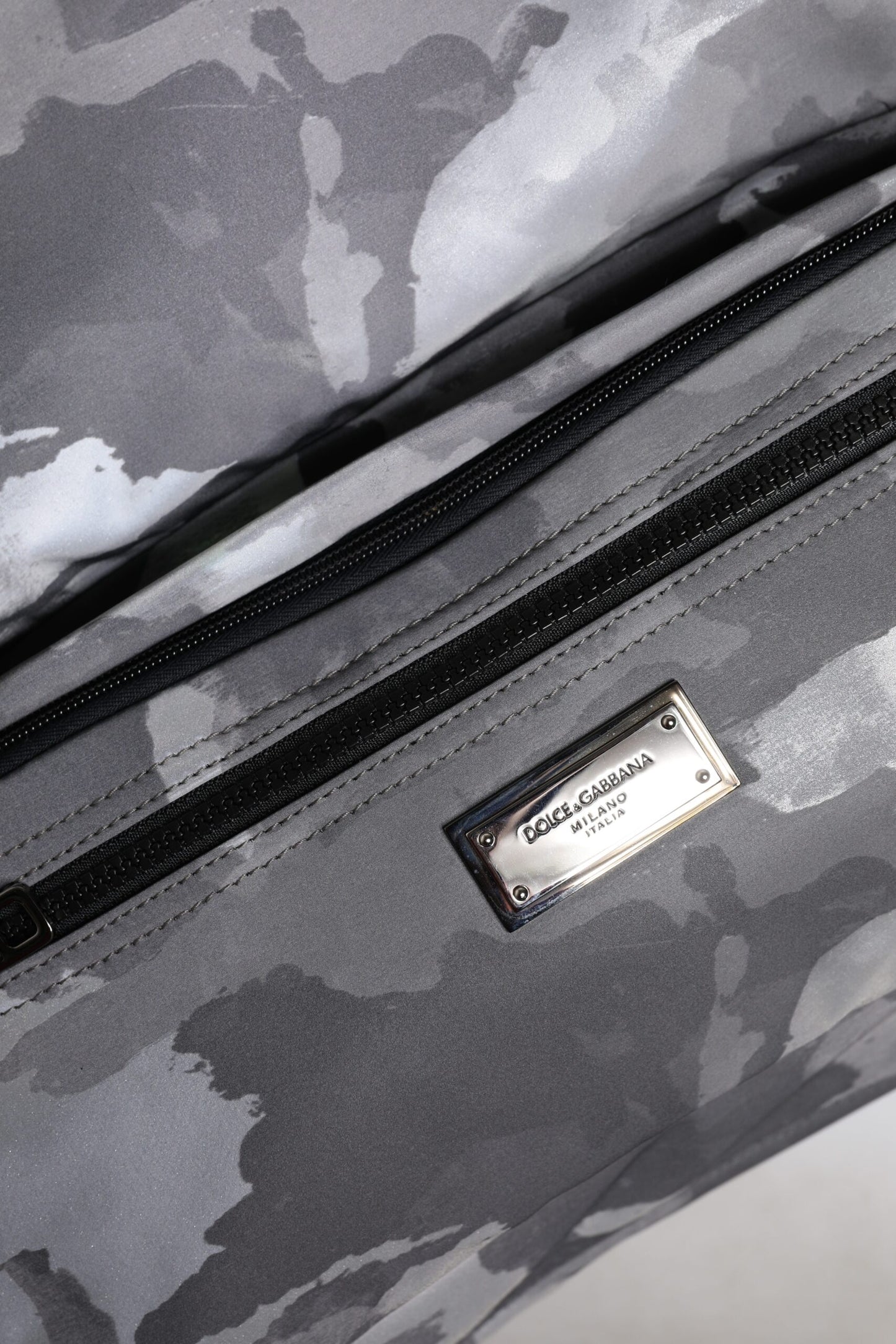 حقيبة دولتشي آند غابانا رمادية من القطن المموه متعددة الأقسام
