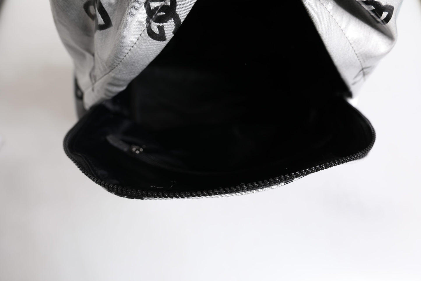 حقيبة ظهر دولتشي آند غابانا بوليستر رمادي أسود بشعار DG