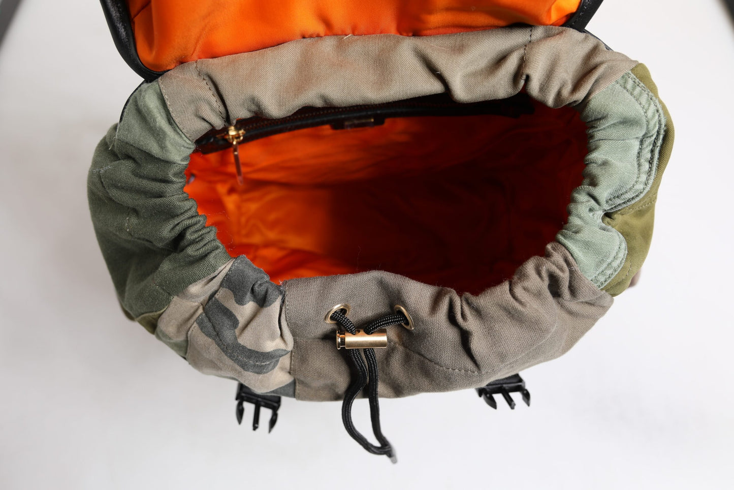 حقيبة ظهر مدرسية من دولتشي آند غابانا باللون الأخضر العسكري المرقعة